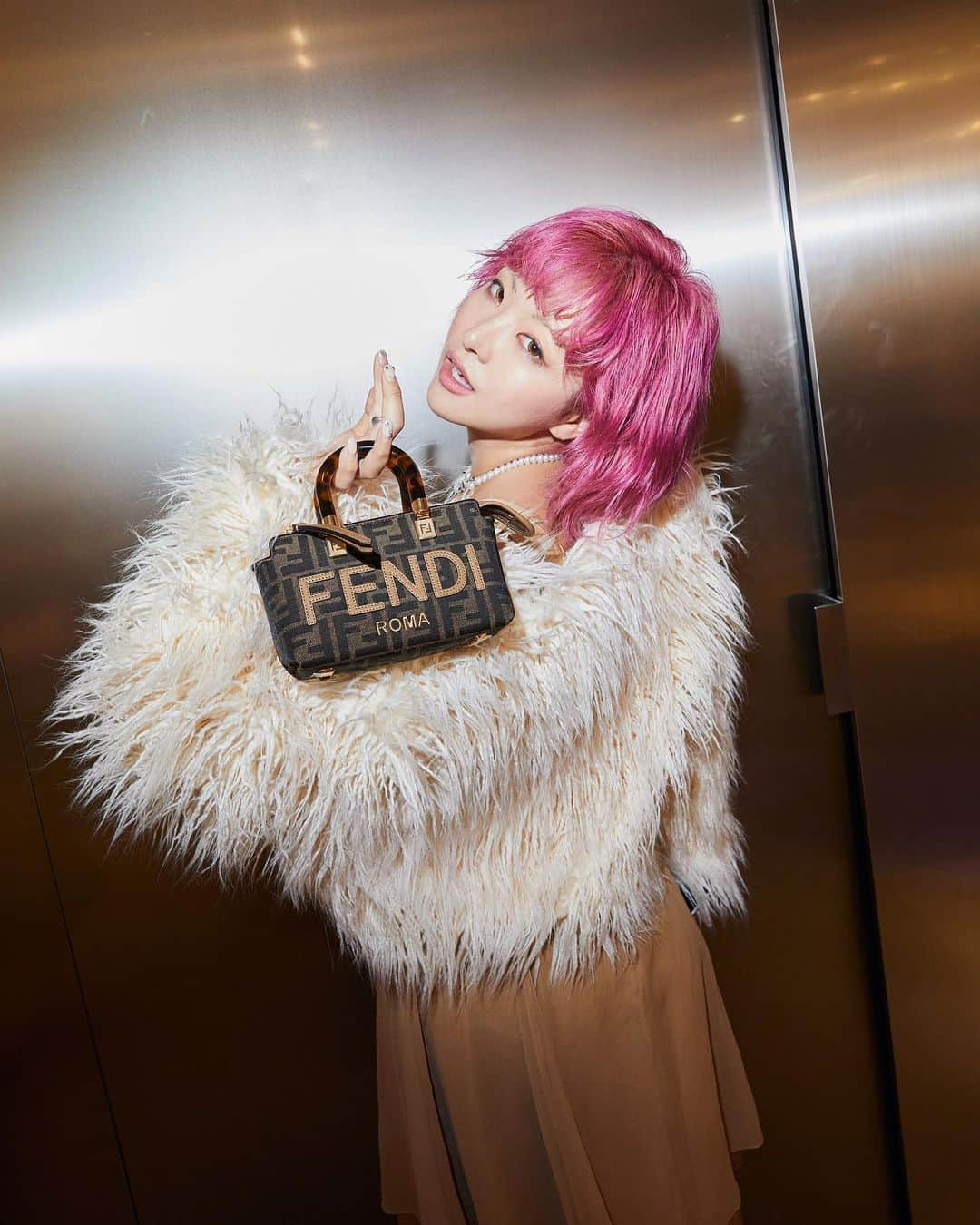 가로수길 , Seoulのインスタグラム：「FENDI WINTER 23-24 COLLECTION ✨ @fendi   좋아하는분들 다 만나고~✨🔥  #Fendi #FendiWinter」