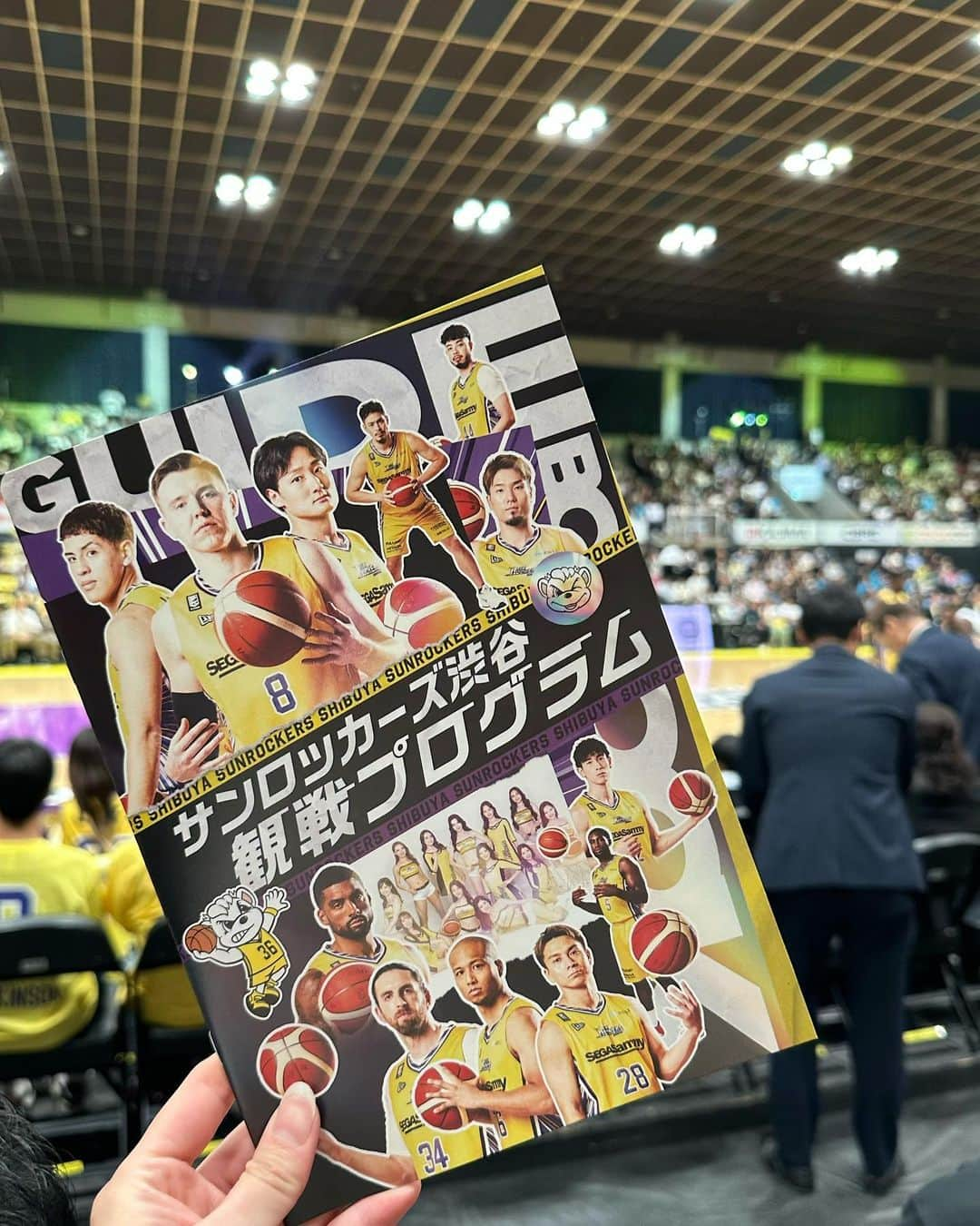 関根ささらさんのインスタグラム写真 - (関根ささらInstagram)「私の #Bリーグ 2023-24 Seasonが無事開幕しました🏀💛  開幕前に優勝候補としてあげていた #サンロッカーズ渋谷 と 今季からB1に昇格し先出開幕戦では昨年の優勝チームとめちゃくちゃいい試合をしていた #佐賀バルーナーズ の注目の一戦‼️🔥⛹️  チケットは完売し試合前から大盛り上がりの #青山学院記念館 でした👏💛  今季は水曜ナイトゲームでも各地で完売続出していてBリーグ熱が明らかに上がっているのを体感してる……！嬉しいね🥹🥹🩷 . . . . #マカドゥ 選手・#ジョシュホーキンソン 選手欠場で、前節から #ジェフギブス 選手が電撃加入した渋谷。やはりサイズで苦しんでいた印象でした。しかしそんな時に躍動するのが #田中大貴 選手。どこいってもエースの働きをしていて凄い、、、みんなで感嘆してた🥹👏👏  一方アウェーの佐賀は開幕説から安定したチームの精度とバランス、何より #ジョシュハレルソン 選手が帰化したことによりインサイドの厚みが尋常じゃない……しかもインサイド選手みーーーんな揃って外からも打てるし走れる。なのにフィジカルモンスター🫣🔥先日の #BMYHERO で新加入選手特集をした際に名前を挙げた #ヨーリチャイルズ 選手は安定のリバウンド力で佐賀の推し確定しました。リバウンドで体張る選手大好き🥹🥹👏  結果は大きく点差をつけて佐賀の勝利。今季昇格チームとは思えない落ち着きと若手選手の躍動、そしてチーム全体で同じ方向を向けているまとまりが素晴らしかったです、、、！ #チェイスフィーラー 選手、宇都宮のPOで爆発してた印象がいまだに強いけどやはりめちゃくちゃいい選手でした、、今季がより楽しみになった🥹🥹🔥  渋谷は早く全員が万全の状態になって完全にフィットするのが見たい、、！個の力がありすぎる選手ばかりなのでまとまった時の爆発力えげつないと思うんですよね、、、無敵の渋谷になるのが楽しみです🫣🥹🔥………あと、ルカHCがまた見れたの嬉しかったなぁ。テクニカルとられない？！大丈夫？！？！って心配になりながら見る #試合観戦 、懐かしかった🥹👏 . . . . 今回は #麒麟田村 さんにお誘いいただき急遽観戦してきました！！！ 来週から現地観戦予定だったから嬉しい！！！ 田村さん、有難うございました🥹🙏 . . . . #bリーグ観戦 #バスケ観戦 #スポーツ観戦 #青山学院 #青山学院大学 #青学 #バスケ #バスケ女子 #バスケットボール #バスケ好きな人と繋がりたい #basketball #basketball🏀 #bleague #sunrockers #sagaballooners #渋谷」10月29日 12時30分 - sasarasekine