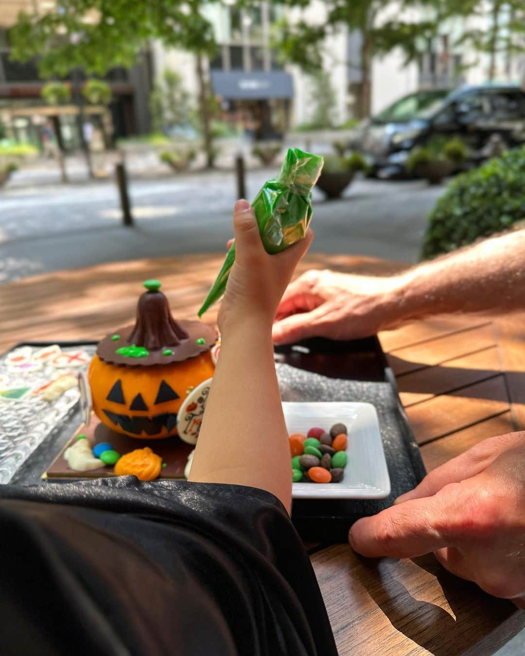 The Peninsula Tokyo/ザ・ペニンシュラ東京のインスタグラム：「#ハロウィン ももうすぐですね🎃ザ・ペニンシュラ東京ではハロウィンをテーマにしたキッズデコレーションクラスやケーキ、クッキーなどをご用意して小さなお客さまのご来館をお待ちしています♪😊  Halloween is just around the corner; get ready for decorating classes, free cookies at The Peninsula Boutique and join us at The Lobby for a special Halloween-themed afternoon tea on October 31st.🎃」