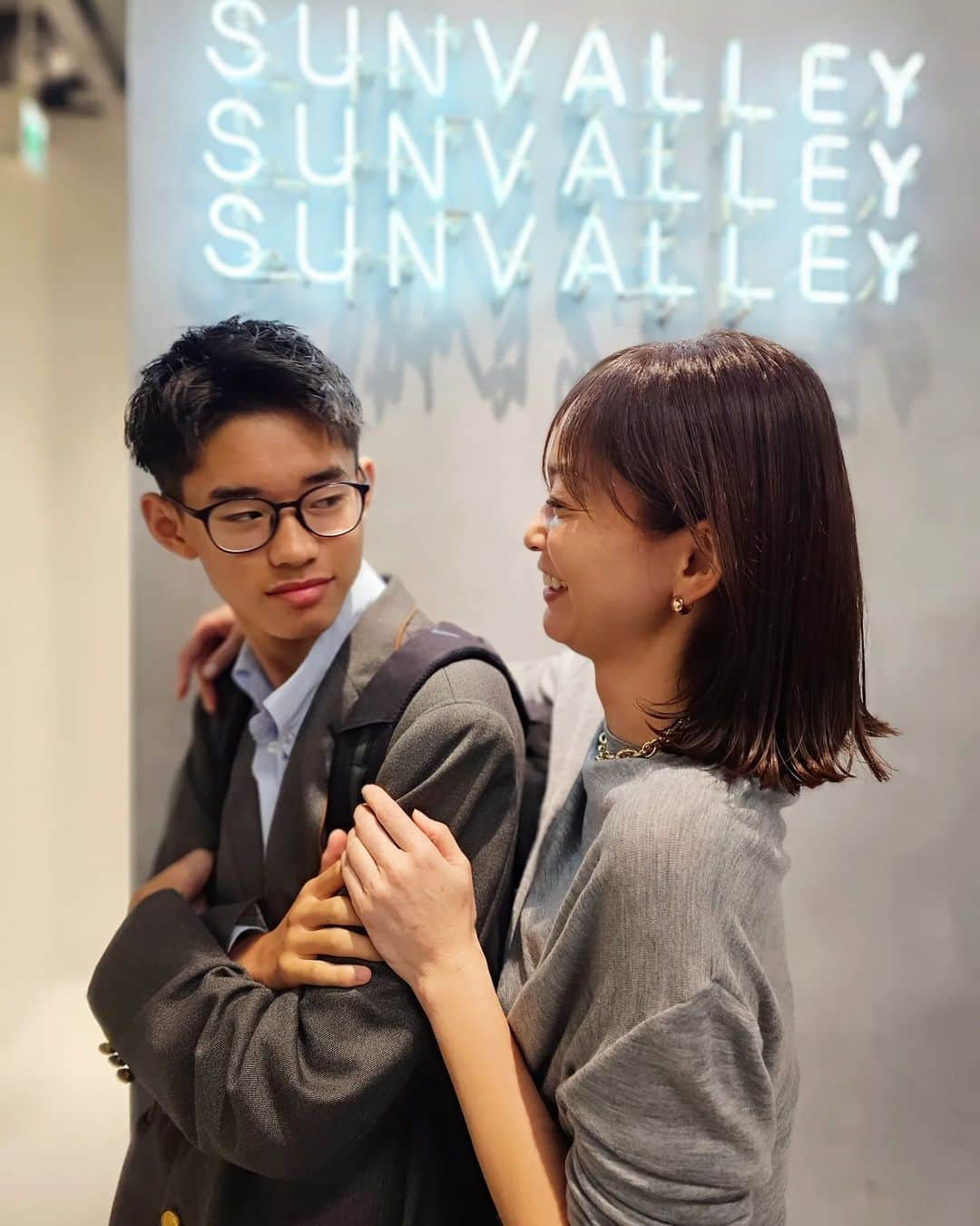 佐藤純さんのインスタグラム写真 - (佐藤純Instagram)「学校帰りの息子とSUNVALLEYで待ち合わせして二人でカット✂️  @_sunvalley_   @shibuken_sunvalley  @yukiya_sunvalley   髪がのびのびだった平羅。  めっちゃカッコよくしてくれたー✂️😍  ユッキーありがとー🙌  私もまた切ったよ✂️😁  しぶけんありがとー😆💕✨  帰りにお気に入りのリキッドアイライナーも買ってこ💕  SUNVALLEY 朝日さんプロデュースの『FREELY 』  @freely_official_ @mitsuteru_asahi  大好きすぎて3本目‼️  筆のハリやコシの感じも絶妙でめっちゃかきやすいし、よれないの。  最高すぎるアイライナー✨  ほんとオススメです❤️  #SUNVALLEY  #サンバレー #渋谷謙太郎 さん #しぶけん #YUKIYA さん #ユッキー #ありがとう #表参道 #ヘアカット #トリートメント #ママ #ママモデル #モデル #mama #mamamodel #model」10月29日 12時40分 - junsatoidea