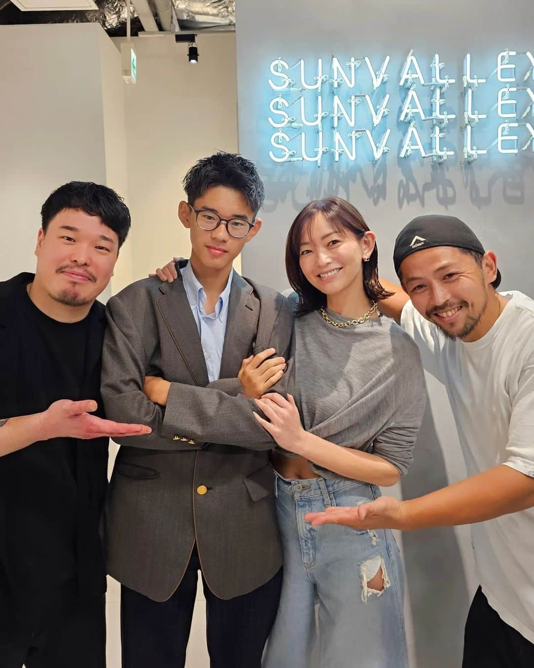 佐藤純のインスタグラム：「学校帰りの息子とSUNVALLEYで待ち合わせして二人でカット✂️  @_sunvalley_   @shibuken_sunvalley  @yukiya_sunvalley   髪がのびのびだった平羅。  めっちゃカッコよくしてくれたー✂️😍  ユッキーありがとー🙌  私もまた切ったよ✂️😁  しぶけんありがとー😆💕✨  帰りにお気に入りのリキッドアイライナーも買ってこ💕  SUNVALLEY 朝日さんプロデュースの『FREELY 』  @freely_official_ @mitsuteru_asahi  大好きすぎて3本目‼️  筆のハリやコシの感じも絶妙でめっちゃかきやすいし、よれないの。  最高すぎるアイライナー✨  ほんとオススメです❤️  #SUNVALLEY  #サンバレー #渋谷謙太郎 さん #しぶけん #YUKIYA さん #ユッキー #ありがとう #表参道 #ヘアカット #トリートメント #ママ #ママモデル #モデル #mama #mamamodel #model」