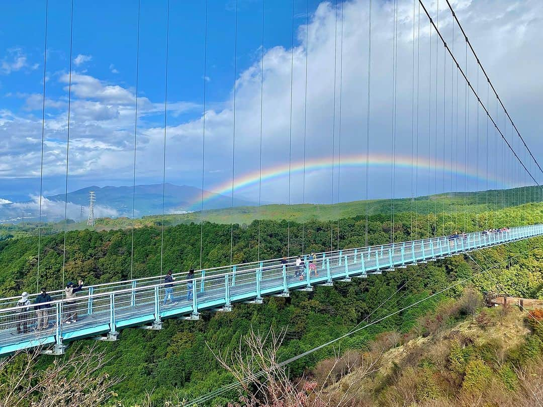 三島スカイウォーク／公式さんのインスタグラム写真 - (三島スカイウォーク／公式Instagram)「今朝のスカイウォークでは 雨が上がり、青空が見えて、、🩵☀️  ／ なんと！✨✨ 空には大きな虹！🌈 ＼  あまりの綺麗さにお客様もうっとり☺️  #三島スカイウォーク #スカイウォーク #静岡 #伊豆 #三島 #箱根 #観光 #吊橋 #日本一 #富士山 #虹」10月29日 12時40分 - mishima_skywalk