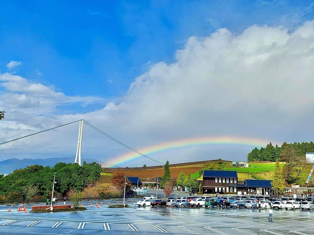 三島スカイウォーク／公式のインスタグラム：「今朝のスカイウォークでは 雨が上がり、青空が見えて、、🩵☀️  ／ なんと！✨✨ 空には大きな虹！🌈 ＼  あまりの綺麗さにお客様もうっとり☺️  #三島スカイウォーク #スカイウォーク #静岡 #伊豆 #三島 #箱根 #観光 #吊橋 #日本一 #富士山 #虹」