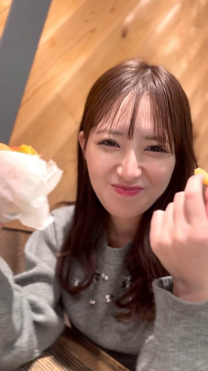 伊藤彩華のインスタグラム：「Yum yum yum 🤤   #スターダスト #伊藤彩華 #ハンバーガー #シェイクシャック #shakeshack #junkfood #彼女 #秋コーデ #外苑前 #外苑前グルメ」