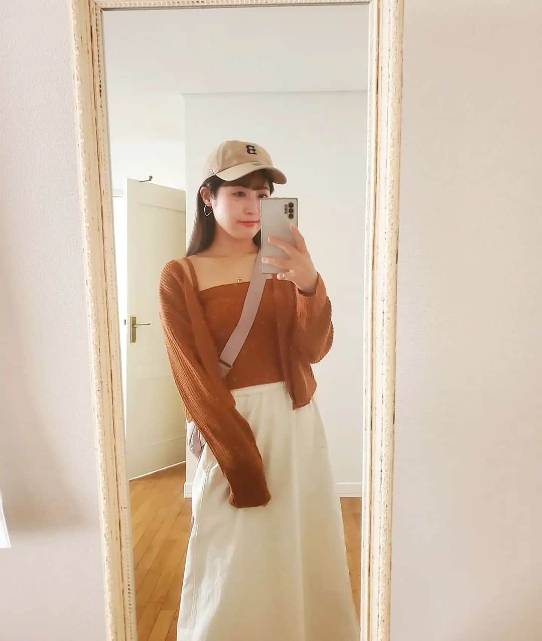 小谷津友里のインスタグラム：「秋服の記録🎃 キャミソールのニット暖かいうちにきておこ🍂  #秋服 #秋コーデ #ニット #ニットカーディガン  #キャップコーデ #デニムコーデ #ブラウンコーデ  #ニットキャミソール #カーディガン」