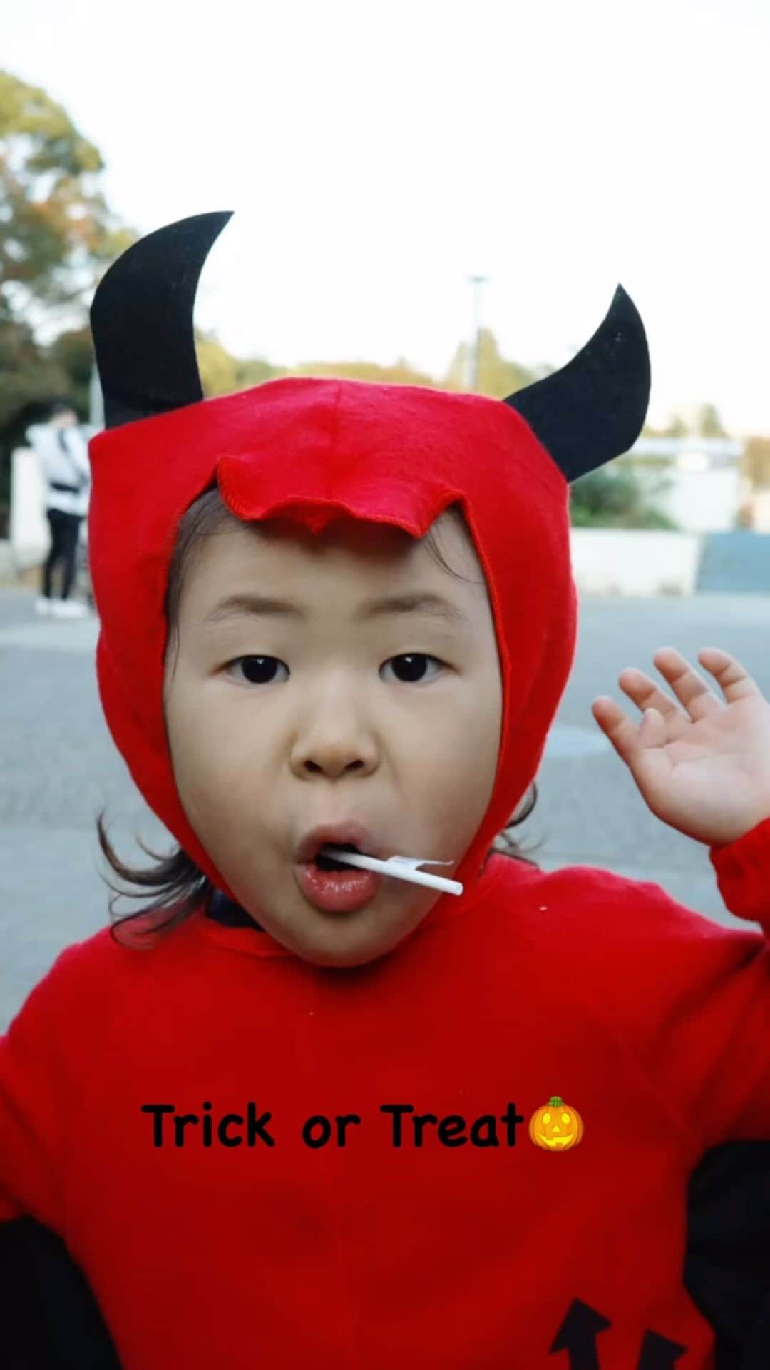 長尾悦美のインスタグラム：「悪魔くんとデート😈🎃  人気者だったね❤️  #Parisで買ってきた悪魔コスプレ😈 #友達の子供です」