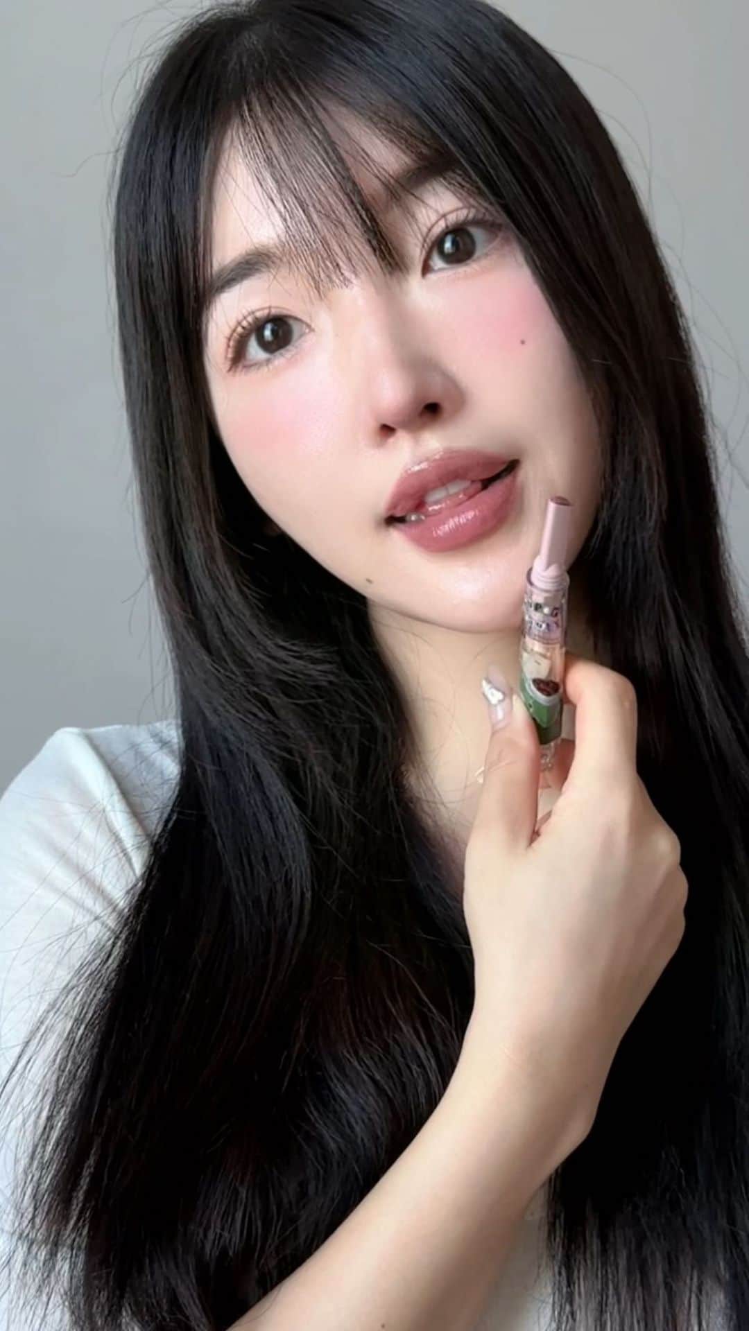 ゆかのインスタグラム：「Recent Chinese Cosmetics are so good🫣💖 Next time I try to film in English🫣 最近バズってる中国リップ達🇨🇳をレビューしてみた✨ 実はこれかなり前に撮ってたのに1分半にまとめれずアップするのが今になってしまいました笑 最後早口でごめんね🤣 最近の #中国コスメ は本当に使えるもの多い！ みんなも是非試してみてね✨  요새 중국화장품이 좋은게 너무 많아...💖🥹 💄: @florttebeauty_official  . . . #reels #reelsviral #makeup #lip #lipstick #flortte #review #왕홍 #메이크업 #립스틱 #리뷰 #リップ #中国メイク #中華メイク #ワンホン #ワンホンメイク #コスメ #コスメレポ」