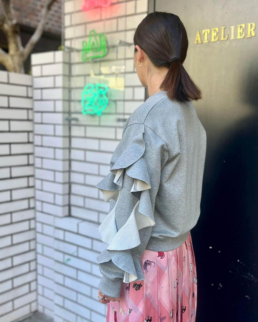 丸山敬太さんのインスタグラム写真 - (丸山敬太Instagram)「【 NEW ARRIVAL 】  ✔️ Frill Sweat  ¥39,600 (intax)  袖のフリルがポイントの、ケイタマルヤマらしいスウェットが登場👏🏻  カジュアルなコーディネートはもちろん、エレガントにも合わせられる一枚。  ケイタマルヤマのボトムスとも相性抜群です🐩  ✔️Best Friend Print SK  ¥69,300 (intax)  展示会、受注会で大人気だったBest Friend シリーズが遂に入荷✨  裾のグリーンの切り替えが可愛いプリーツスカートが人気です！  ー 📞 お問合せ先 🛒　ー  【丸山邸 MAISON de MARUYAMA 】 〒107-0062 東京都港区南⻘山4-25-10 TEL: 03- 3406-1935 MAIL: info-store@keitamaruyama.com  【 KEITAMARUYAMA 阪急うめだ本店 】 〒530-8350 大阪府大阪市北区角田町8番7号 TEL: 06-6313-0605 （直通）  【MAISON de MARUYAMA 神戸別邸 】 〒651-8511 神戸市中央区小野柄通8-1-8 🏬　　神戸阪急　新館3F （神戸国際会館側上りエスカレーターの目の前です） TEL：078-200-7317（直通）  #keitamaruyama #ケイタマルヤマ  #maisondemaruyama  #丸山邸 #神戸別邸 #阪急うめだ本店 #スウェット #動物柄 #プリーツスカート」10月29日 12時43分 - keitamaruyama_official