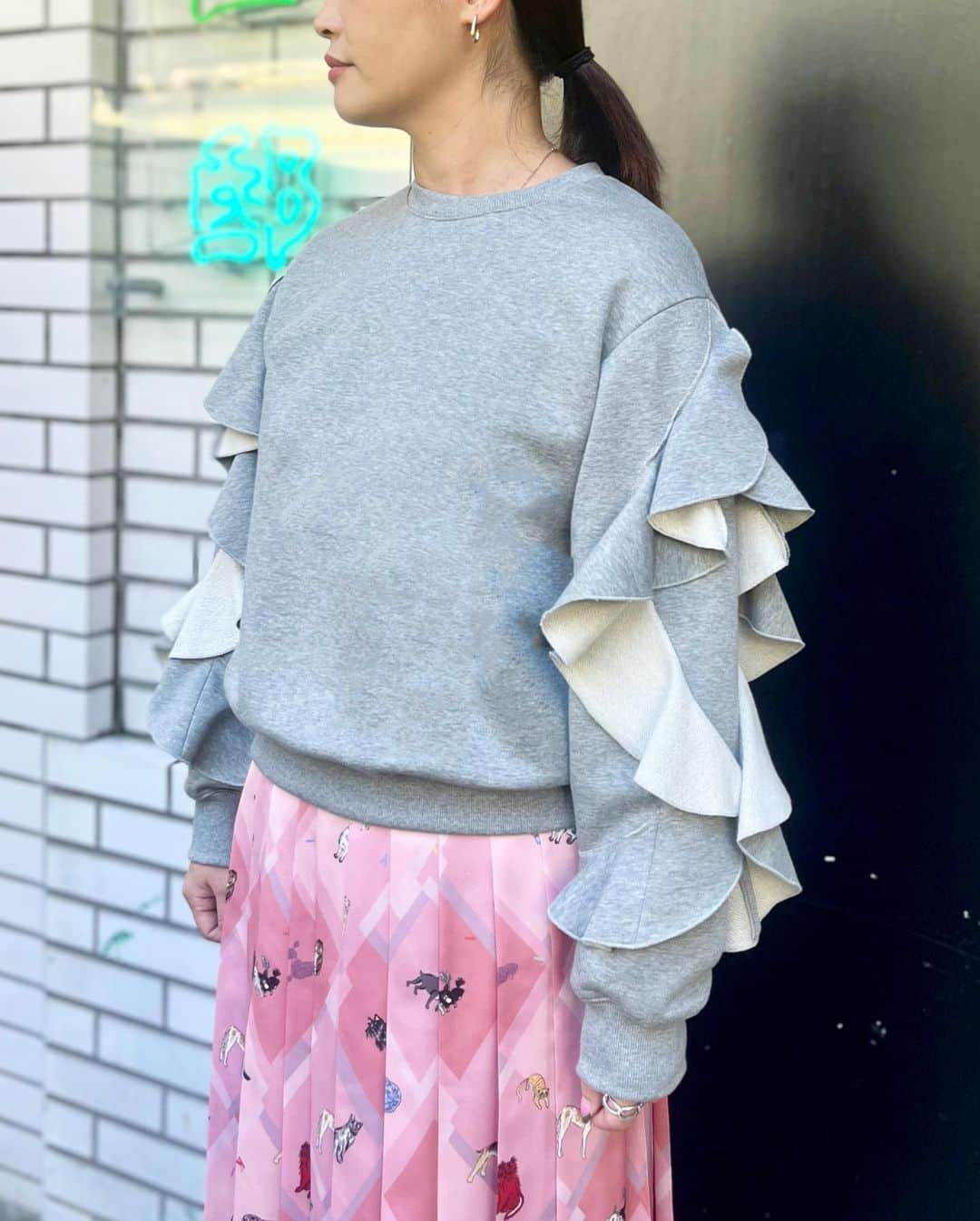 丸山敬太さんのインスタグラム写真 - (丸山敬太Instagram)「【 NEW ARRIVAL 】  ✔️ Frill Sweat  ¥39,600 (intax)  袖のフリルがポイントの、ケイタマルヤマらしいスウェットが登場👏🏻  カジュアルなコーディネートはもちろん、エレガントにも合わせられる一枚。  ケイタマルヤマのボトムスとも相性抜群です🐩  ✔️Best Friend Print SK  ¥69,300 (intax)  展示会、受注会で大人気だったBest Friend シリーズが遂に入荷✨  裾のグリーンの切り替えが可愛いプリーツスカートが人気です！  ー 📞 お問合せ先 🛒　ー  【丸山邸 MAISON de MARUYAMA 】 〒107-0062 東京都港区南⻘山4-25-10 TEL: 03- 3406-1935 MAIL: info-store@keitamaruyama.com  【 KEITAMARUYAMA 阪急うめだ本店 】 〒530-8350 大阪府大阪市北区角田町8番7号 TEL: 06-6313-0605 （直通）  【MAISON de MARUYAMA 神戸別邸 】 〒651-8511 神戸市中央区小野柄通8-1-8 🏬　　神戸阪急　新館3F （神戸国際会館側上りエスカレーターの目の前です） TEL：078-200-7317（直通）  #keitamaruyama #ケイタマルヤマ  #maisondemaruyama  #丸山邸 #神戸別邸 #阪急うめだ本店 #スウェット #動物柄 #プリーツスカート」10月29日 12時43分 - keitamaruyama_official