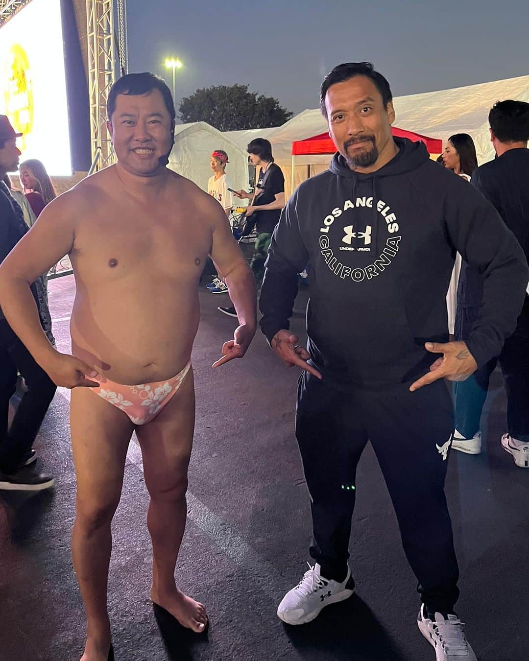 樋高リオのインスタグラム：「世界の「とにかく明るい安村」さん  寒い中、裸足。  そしてその後もずっと裸。  プロだ。」
