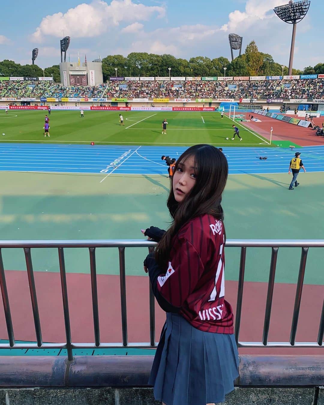 藤田早希のインスタグラム：「初の平塚🫶🏻 快晴と大好きな友達と一緒に観れて楽しすぎた😭❤️ あと3試合でサッカーハマっちまいすぎ🥲 展開が読めないから最後まで目離せんと。 終わって小刻みジャンプしまくってるの多分うちだけ。. . . .  #jリーグ #サッカー観戦 #ヴィッセル神戸 #神戸湘南 #visselkobe #サッカー女子 . . . .」