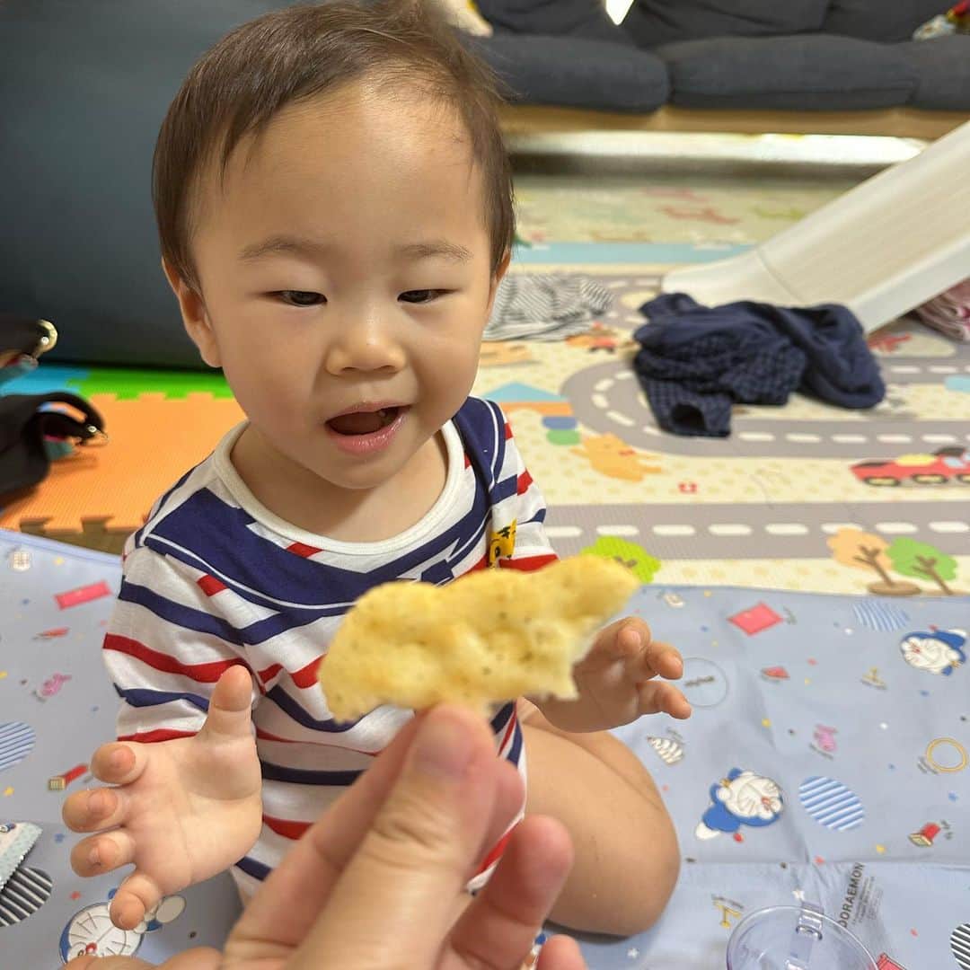 やしろ優のインスタグラム：「おせんべい食べたら わんわん🐶の形になったんだってー😊  教えてくれました☺️☺️  #やさ丸 #1歳9ヶ月」