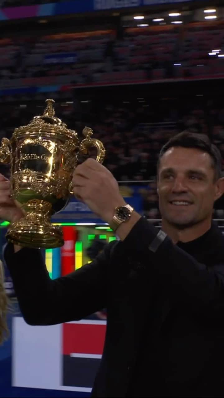 ダニエル・カーターのインスタグラム：「Dan Carter and Sophie Turner unveil the Webb Ellis Cup 🏆  Who will lift it at today’s #RWCFinal?  #RWC2023」