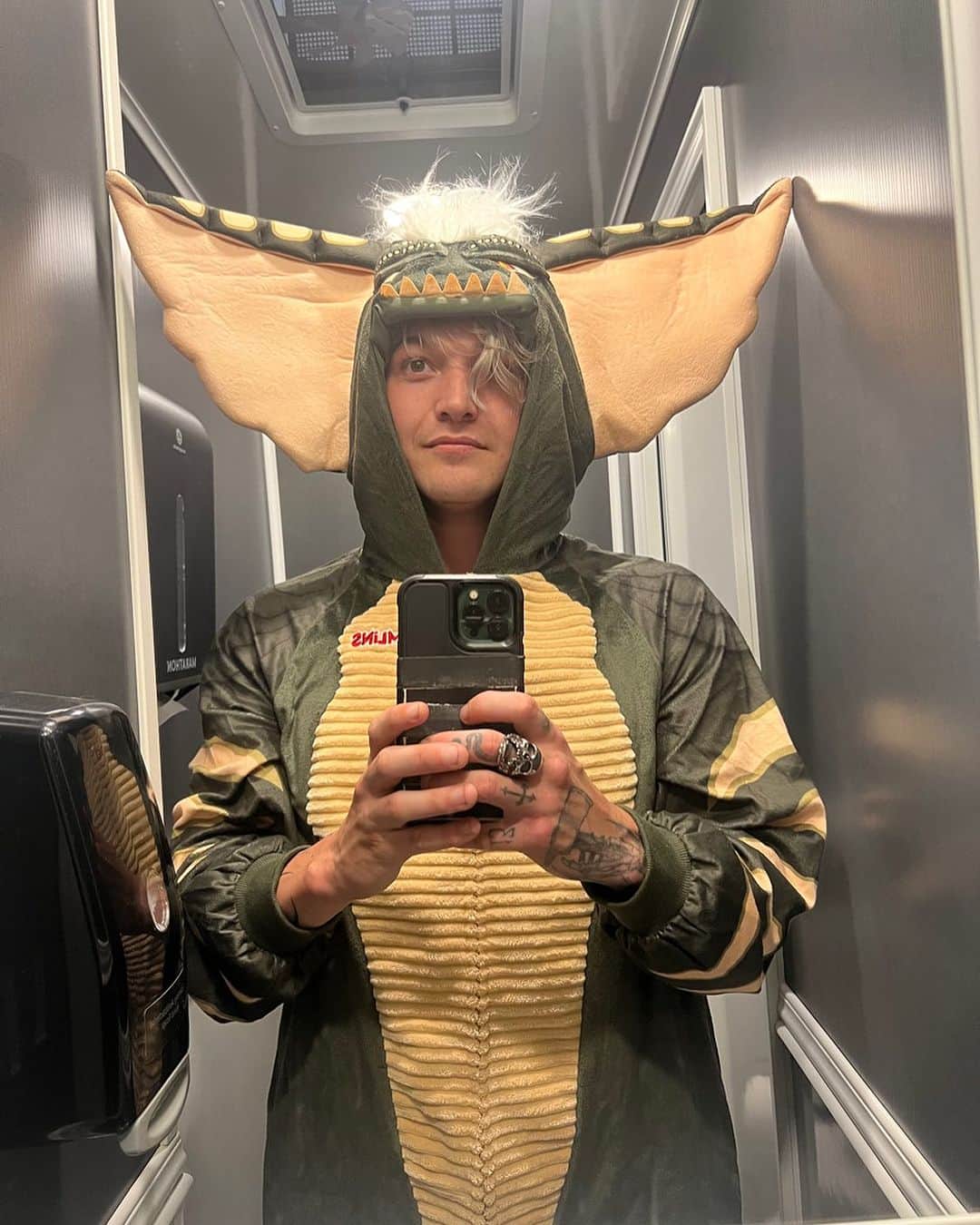 Ghastlyのインスタグラム：「Don’t get me wet after midnight pls」