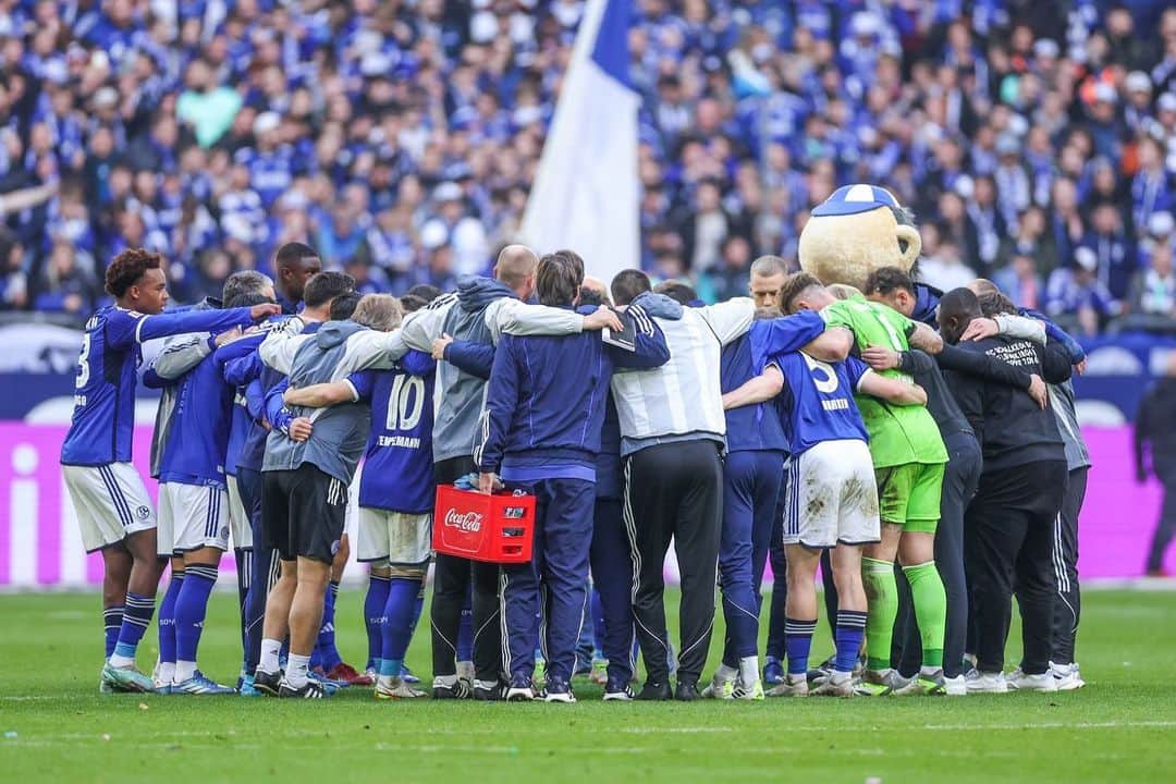 シャルケ04のインスタグラム：「WIR haben heute gemeinsam gewonnen. Die Mannschaft, zusammen mit unseren Fans - weil alle an einem Strang gezogen haben. Auf dem Platz war niemand allein, alle haben sich gegenseitig unterstützt. Das ist die Basis für Erfolg. Wir werden weiter arbeiten und Schritt für Schritt machen. Danke an unsere wunderbaren Fans, mein 1. Heimspiel auf Schalke wird mir unvergessen belieben!  WE won today - together, because we were a team. The players, with the incredible support of our fans. No one faced difficult situations alone on the pitch, everyone supported each other. That is the basis for success. We will continue to work and take it step by step. Thank you to our wonderful fans, my first home game at Schalke will remain unforgotten to me!  @s04」