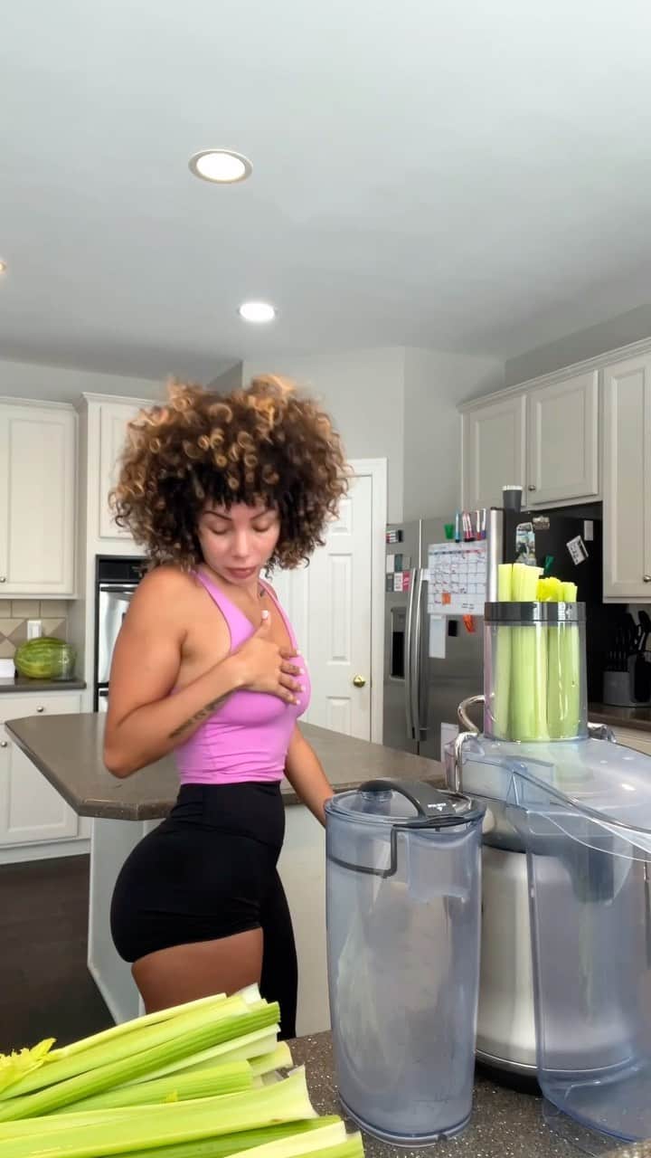 Brittany Rennerのインスタグラム：「I drink 25oz-32oz on an empty stomach. Celery juice should be made fresh and consumed alone with nothing added to receive its healing benefits.  Why do I drink it? Lowers inflammation, supports weight loss, helps heal digestion, reduces bloating, helps eczema and psoriasis, fights infections, helps prevent UTIs, healing for acne, prevents high blood pressure, helps lower high cholesterol, helps prevent ulcers, and protects liver health.  I am using the Breville® Juice Fountain Cold Plus Stainless Steel Juicer.   All the information I’ve obtained regarding this topic is courtesy of @medicalmedium.  I’m wearing my @rebelbybrittanyrenner leggings in a size small. Buy 1, get 1 free using code: BBW11   Happy juicing!」