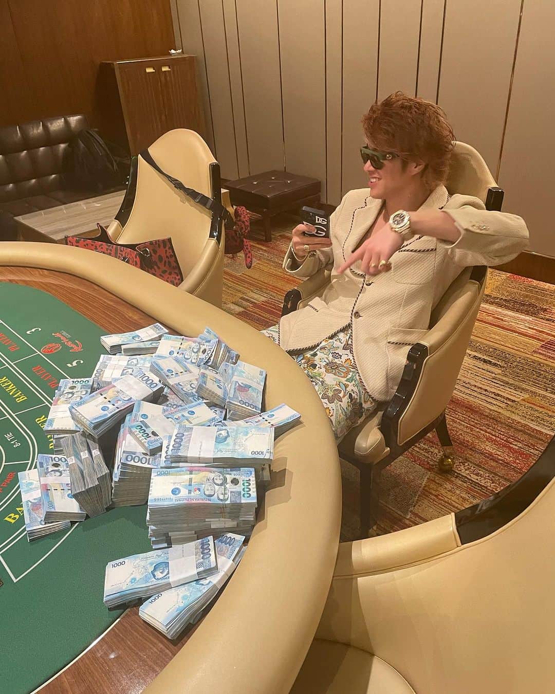 TOMOROのインスタグラム：「Give me the Hookah, the money, the mic and I’m straight😎💰✨ I'm a real casino king👑✨ #money #rich #casino #カジノ #博徒」