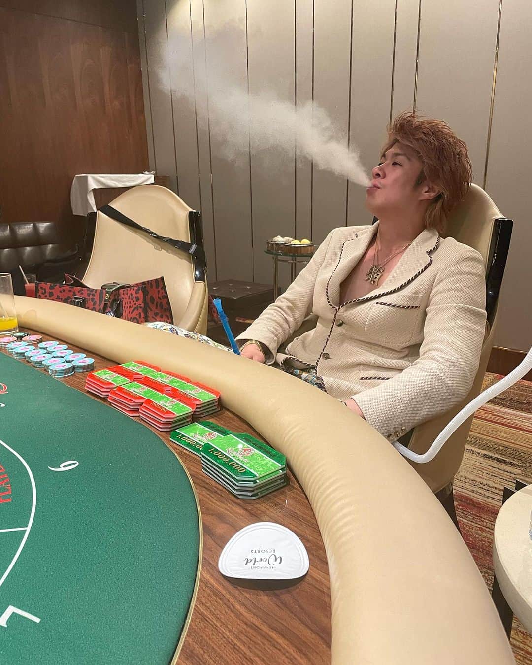 TOMOROさんのインスタグラム写真 - (TOMOROInstagram)「Give me the Hookah, the money, the mic and I’m straight😎💰✨ I'm a real casino king👑✨ #money #rich #casino #カジノ #博徒」10月29日 4時00分 - tomoro_king6666