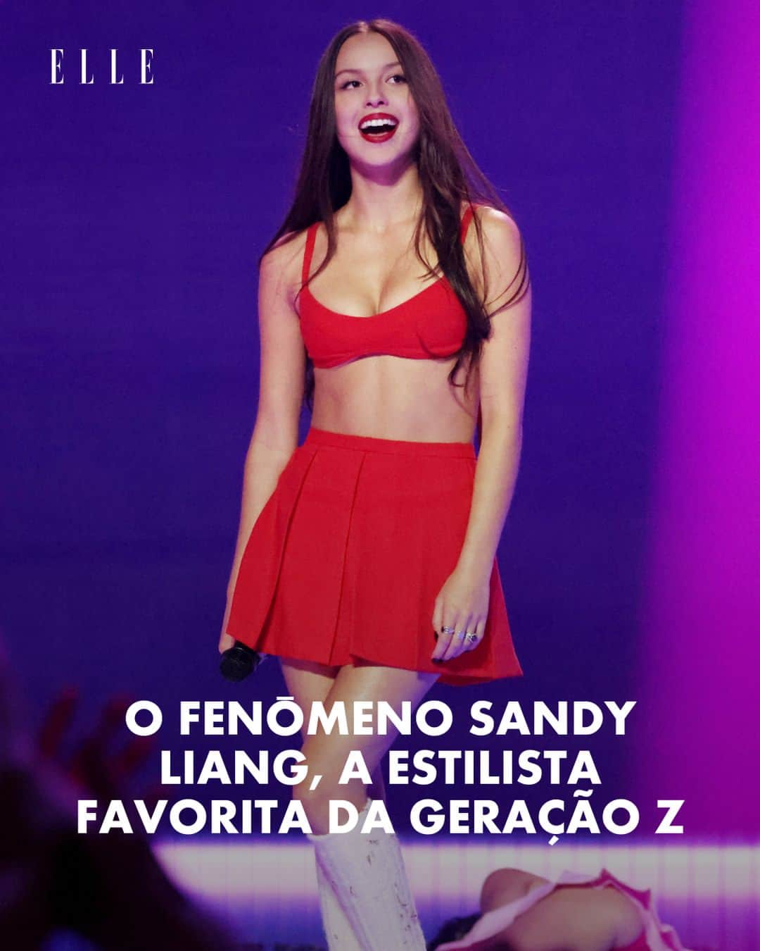 ELLE Brasilのインスタグラム：「Remakes de filmes antigos, comeback de bandas separadas, produtos com jeito retrô: a nostalgia virou um mercado poderoso. Acontece que revisitar o passado (mesmo que uma versão romantizada dele) é uma boa fuga do temido agora. E a moda não ficaria de fora dessa. É verdade que olhar para trás não se trata de uma novidade nesse mundinho cheio de movimentos cíclicos, mas #SandyLiang tem colocado à prova outras formas de recuperar o que já foi vivido, como explica a jornalista @naguadagnucci. 🎀」