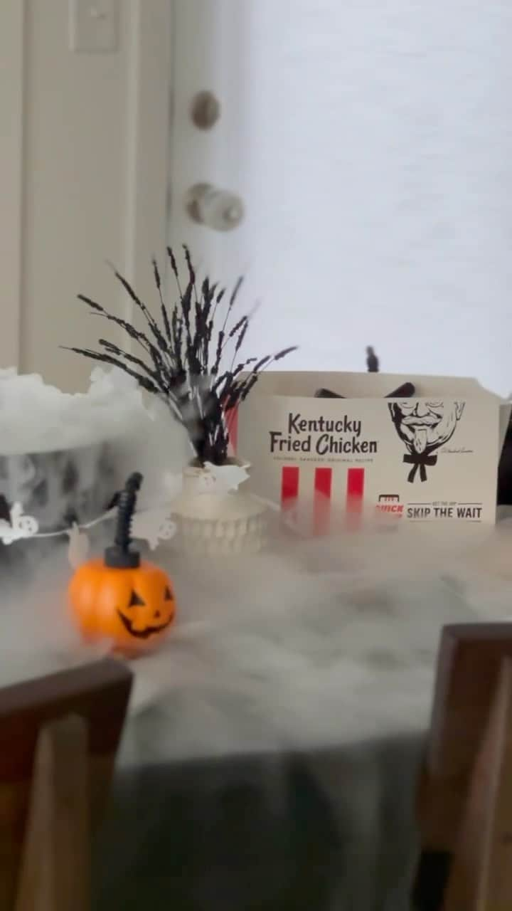 ケンタッキーフライドチキンのインスタグラム：「#KFCPartner Treat the fam to a wicked KFC spread this spooky season 👻🎃」