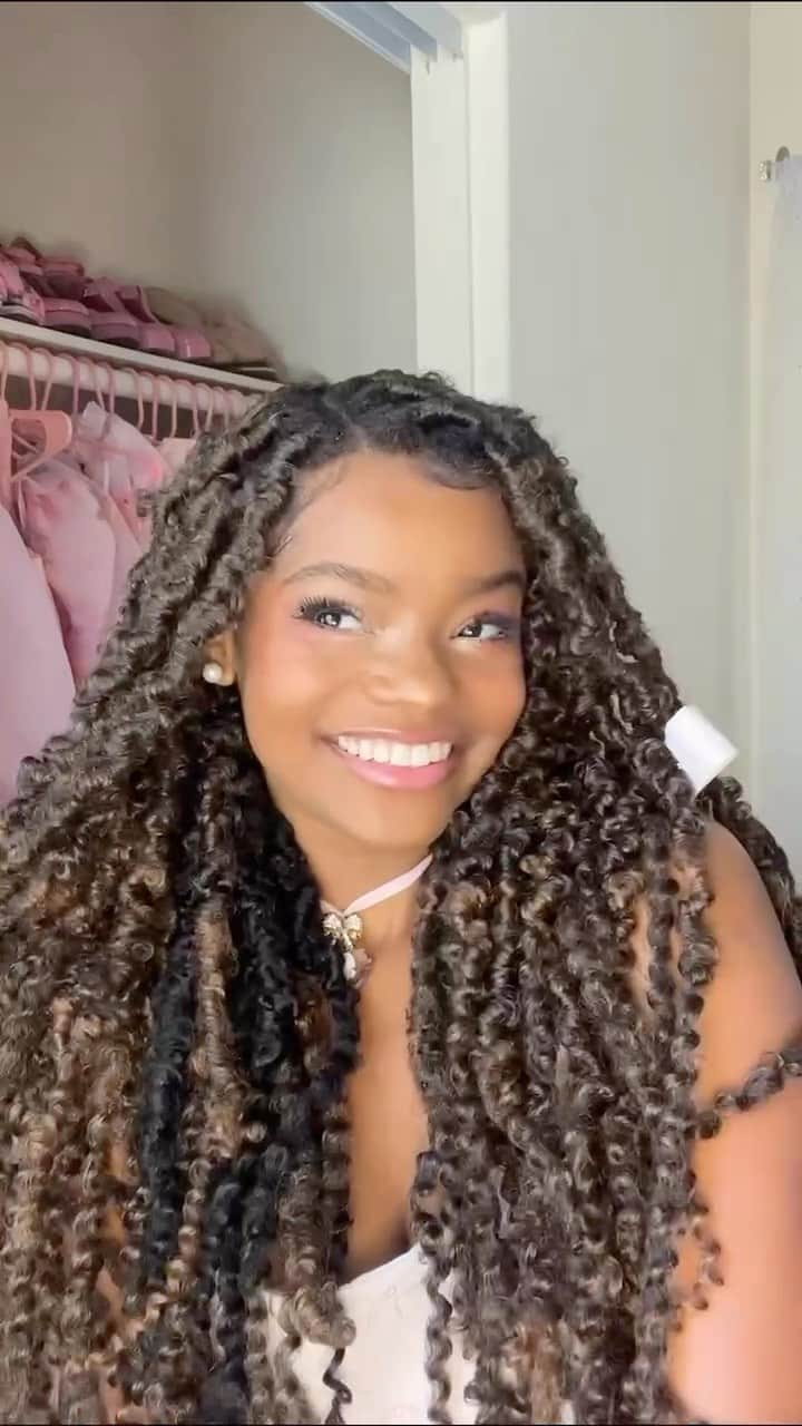 Anastasia Beverly Hillsのインスタグラム：「@chazlyn.yvonne (she/her) looking pretty in pink with this #balletcore 🩰 look using our NEW Modern Renaissance Mini Palette, now available at the link in bio! 😍  Also wearing: ✨Glow Seeker Highlighter ✨Liquid Liner  #AnastasiaBeverlyHills」