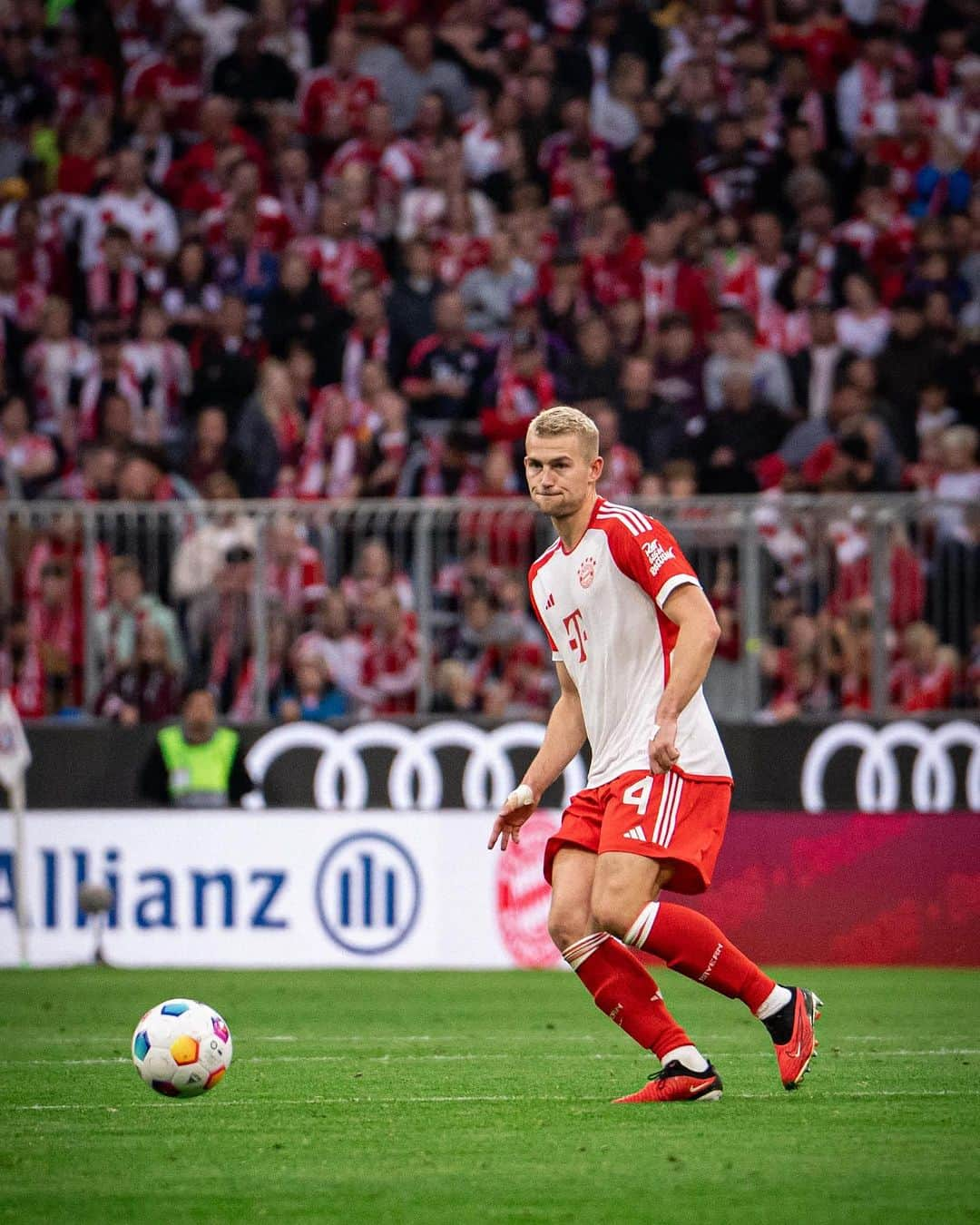 マタイス・デ・リフトのインスタグラム：「Crazy game at the Allianz Arena! Another win on the road!! 💪🏼 @fcbayern」