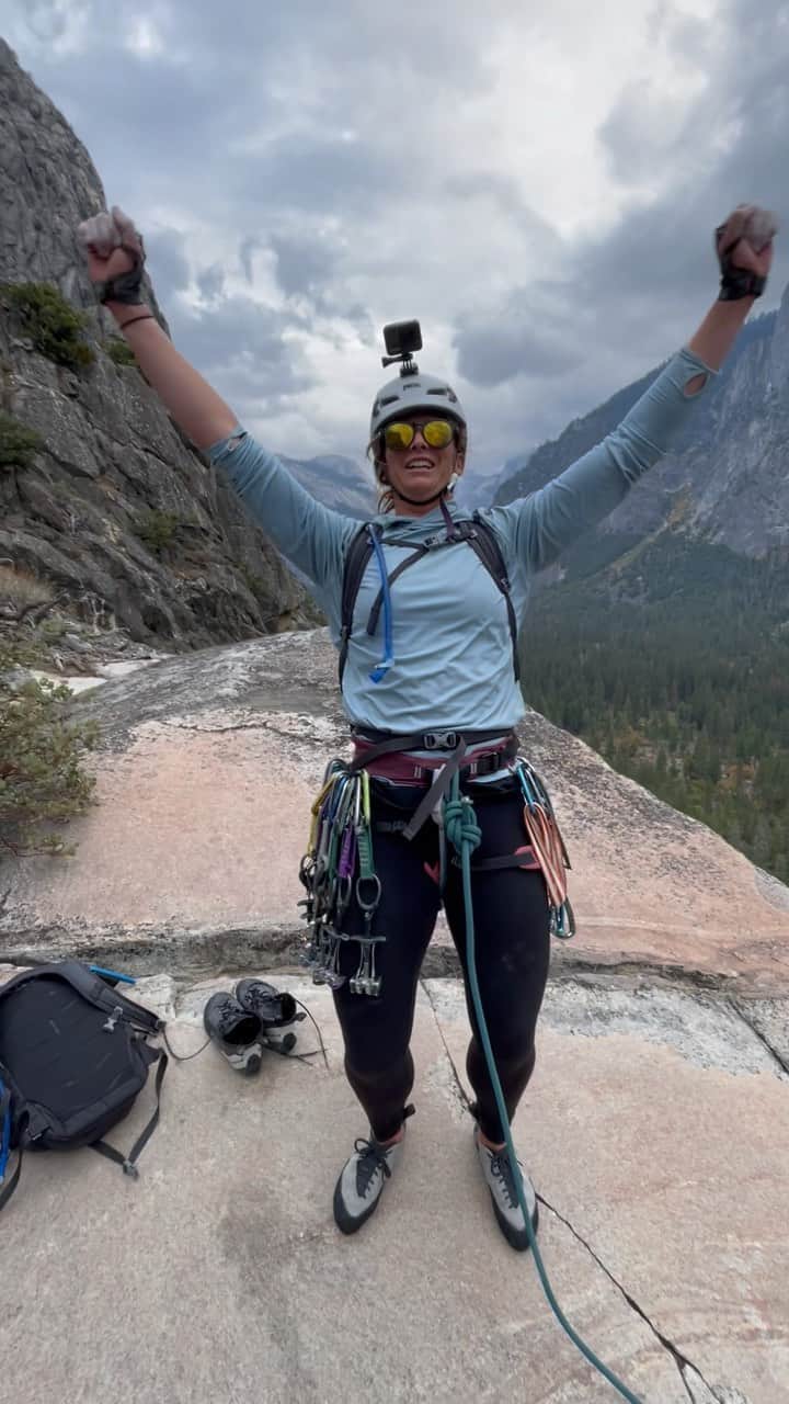 コートニー・コンローグのインスタグラム：「Hahaha peeking over the top like a gopher! And ME LEGS!!! My legs were pretty tapped from this multi pitch route 🤣🧗‍♀️ so grateful to finally be in Yosemite with @landontrixx」