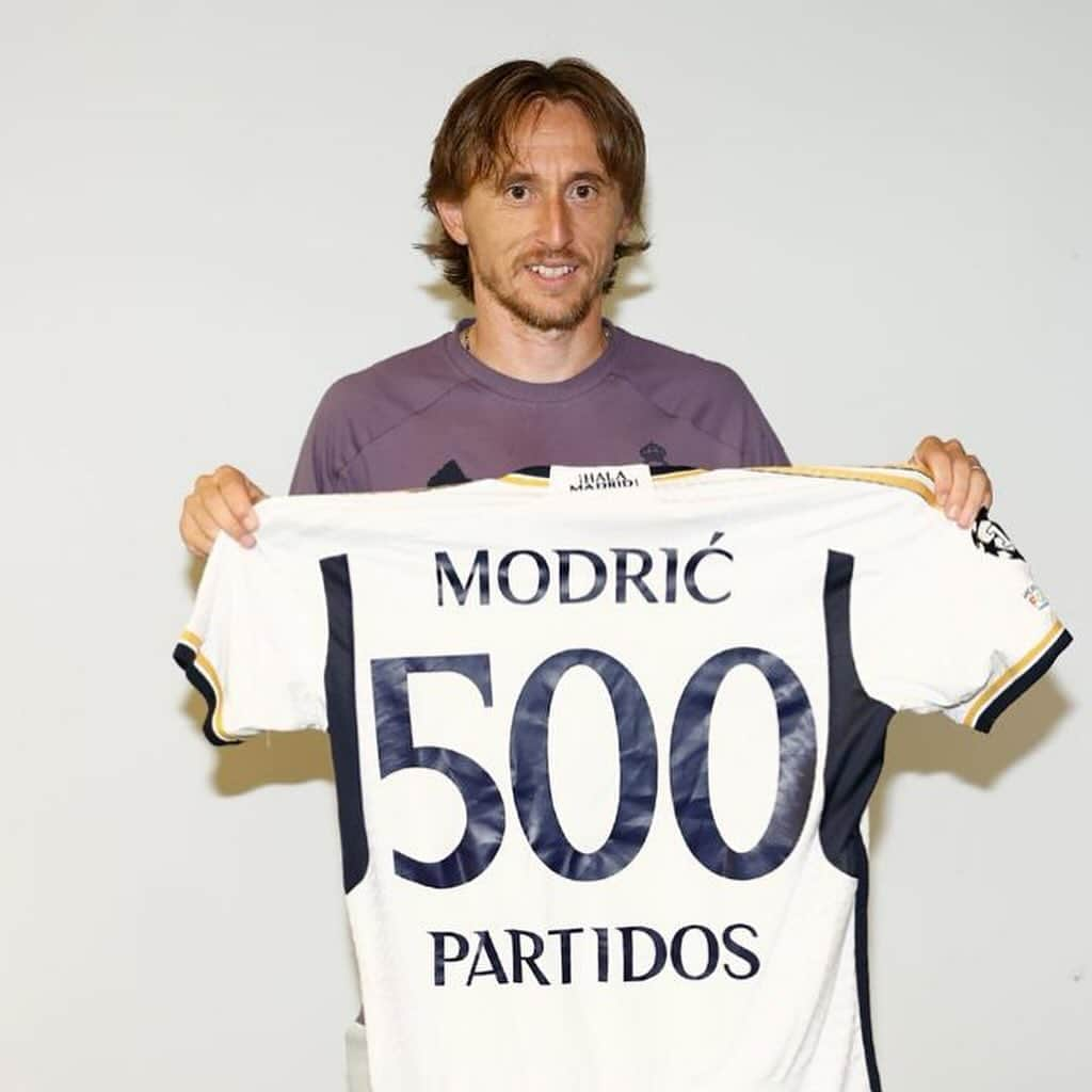 ルカ・モドリッチさんのインスタグラム写真 - (ルカ・モドリッチInstagram)「Winning El Clasico is the best way to celebrate my 500th game playing for the best club in the world. HALA MADRID!! 🤍🤍🤍🤍🤍」10月29日 4時28分 - lukamodric10