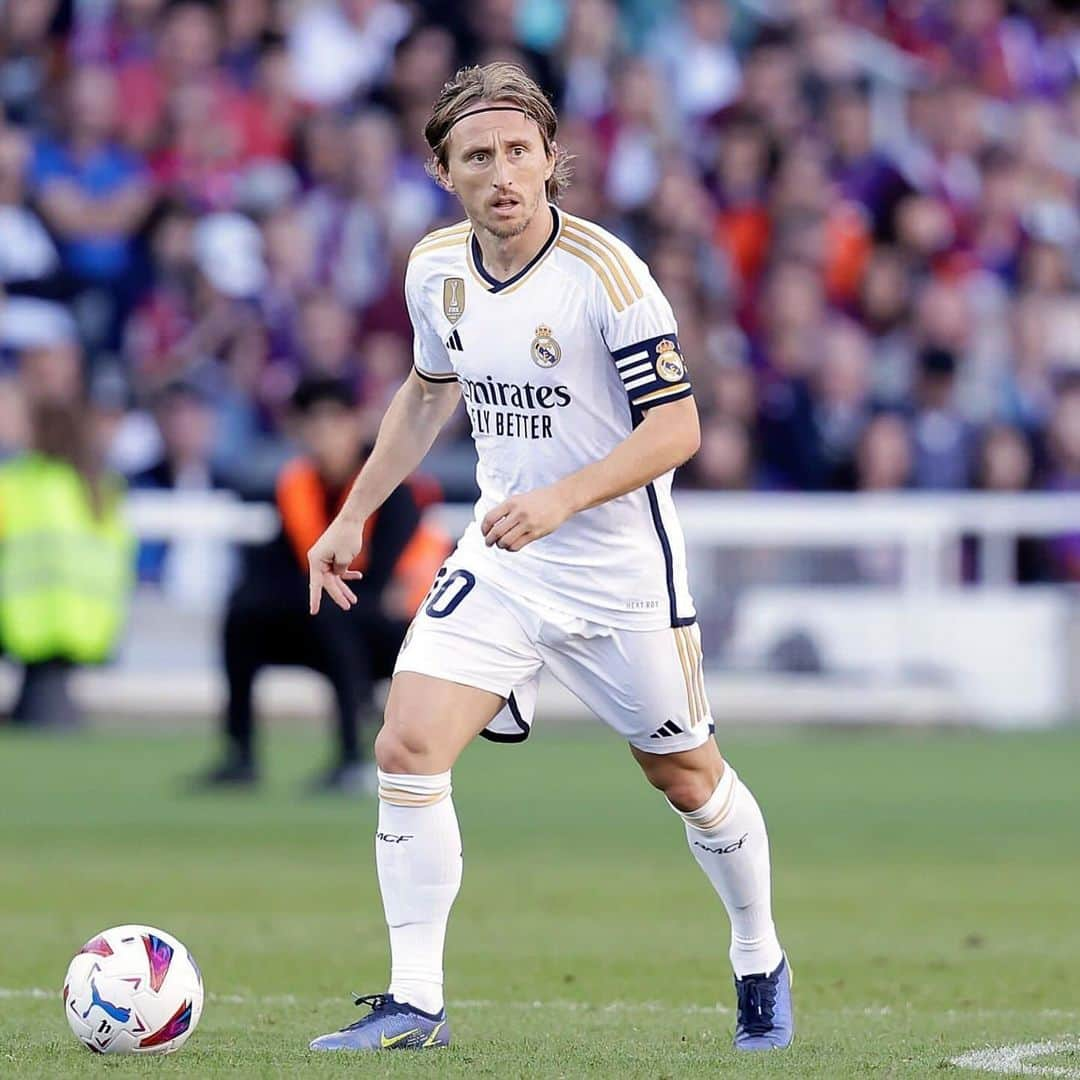 ルカ・モドリッチさんのインスタグラム写真 - (ルカ・モドリッチInstagram)「Winning El Clasico is the best way to celebrate my 500th game playing for the best club in the world. HALA MADRID!! 🤍🤍🤍🤍🤍」10月29日 4時28分 - lukamodric10