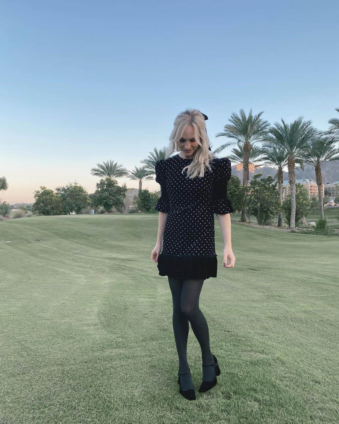 キャンディス・アッコラさんのインスタグラム写真 - (キャンディス・アッコラInstagram)「When Wednesday Adams is in her Brigitte Bardot phase and heads to Palm Springs for the weekend 🌴 🕶️🐈‍⬛」10月29日 4時29分 - candiceking