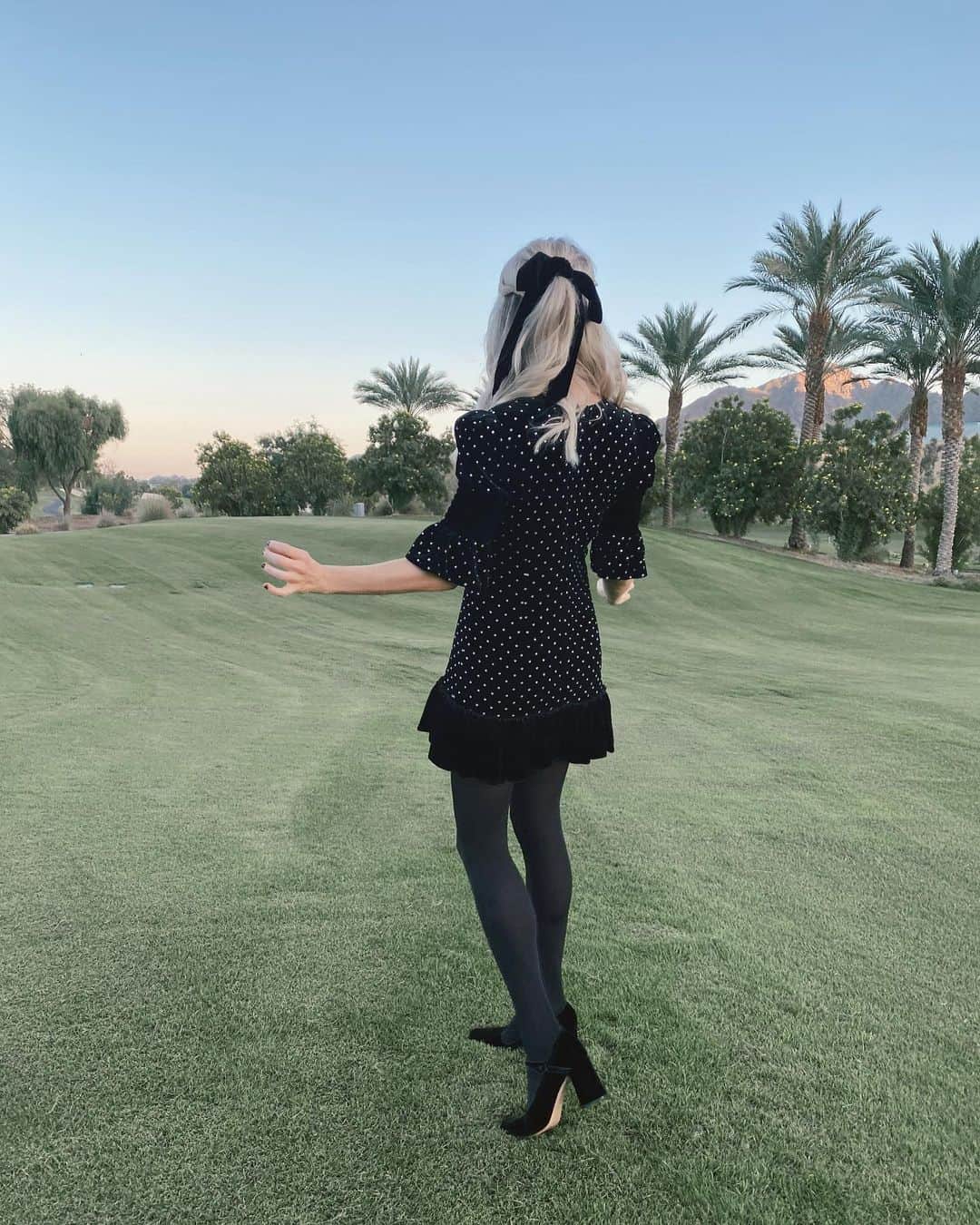 キャンディス・アッコラのインスタグラム：「When Wednesday Adams is in her Brigitte Bardot phase and heads to Palm Springs for the weekend 🌴 🕶️🐈‍⬛」