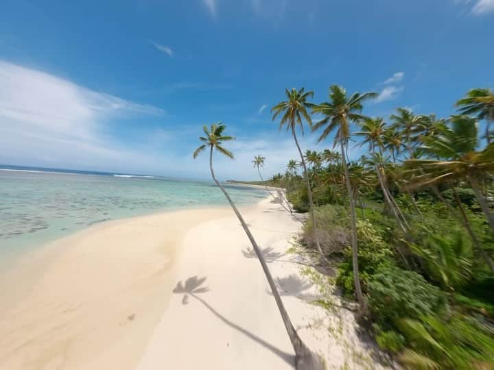 goproのインスタグラム：「The 2023 #GoProCreatorSummit is underway in Fiji 🌴 50 of our athletes + creators are here with @tourismfiji celebrating the launch of #GoProHERO12 Black—stay tuned for tips, tricks, waves, + sunshine from these beautiful islands.  🚁 @lukabees  @fijisurfco #GoPro #GoProFPV #GoProTravel #WhereHappinessComesNaturally #Fiji #IslandLife #Tropics」