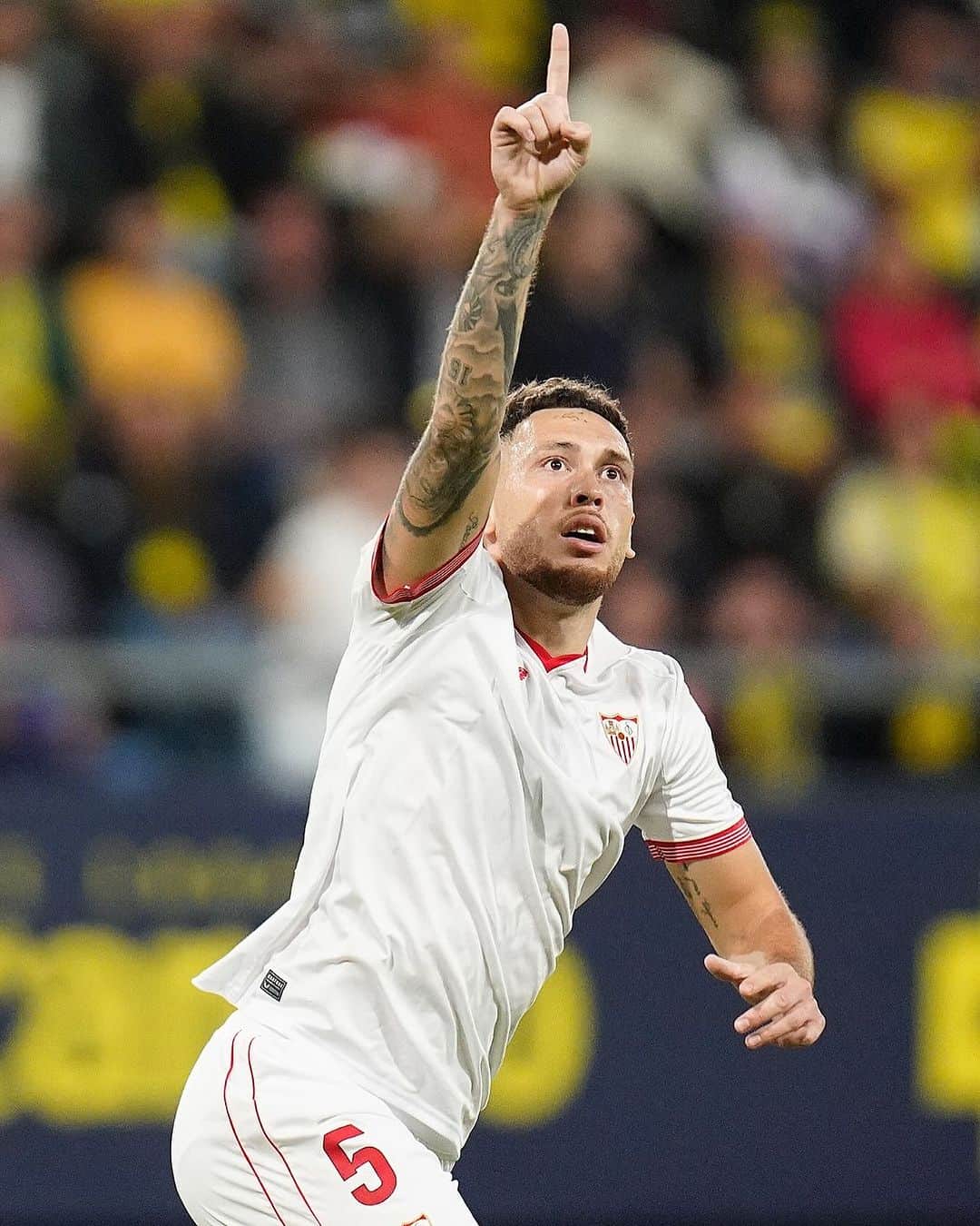 セビージャFCのインスタグラム：「⚽️ ¡Lucas recorta distancias en el Nuevo Mirandilla! 🇦🇷  #WeareSevilla #NuncaTeRindas #CádizSevillaFC #sevillafc #sevilla」