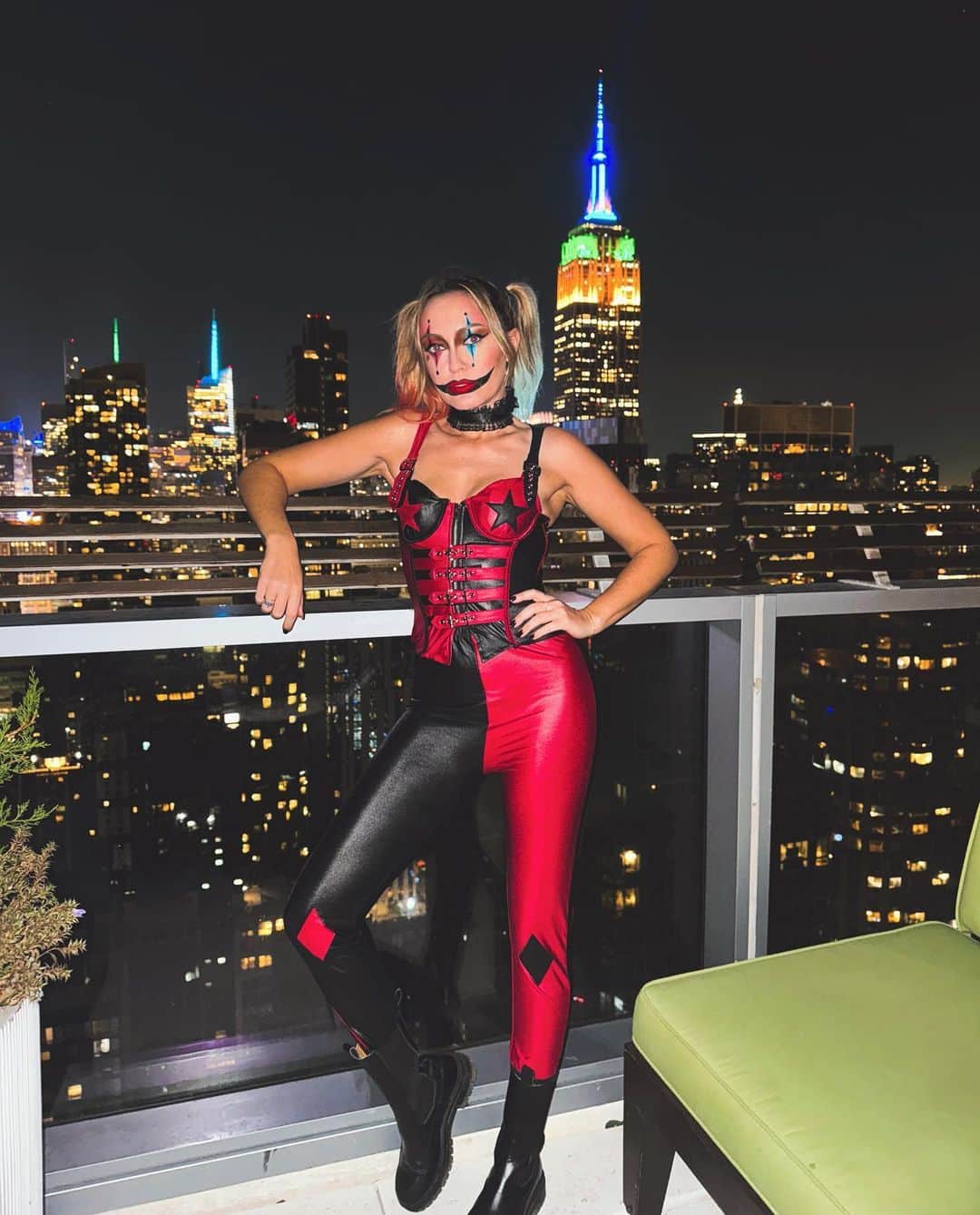 ブランディ・グレン・サイラスのインスタグラム：「HALLOWEEN wknd in Gotham 👻  Makeup by @romerojennings 🖤🤍  @macpro @maccosmetics」
