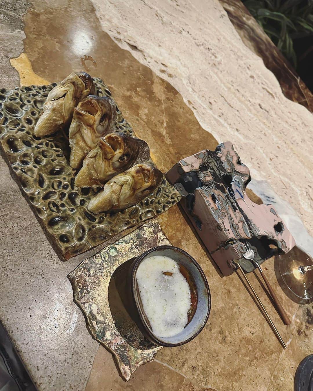 トームさんのインスタグラム写真 - (トームInstagram)「P I R A N H A & LLAMA! #HappyHalloween Dinner at @centralrest in #Lima #Peru currently rated Number 1 in the world @theworlds50best Pt 2 The experience is almost indescribable, extremely good, with a 14 course menu delineated by raw ingredients found at different altitudes, often served on these raw ingredients, and always served on raw marble and hand made paper, with bowls to match the food, and different individual hand made spoons for each course (each with their own ceramic or marble ‘igloos’) Excited, yet?! It’s like eating inside a #BottegaVenetta store, but more fun! Obviously I took all the paper. Pictures do not do any justice !   The menu by course and MILES BELOW SEA LEVEL (MBSL) and MILES ABOVE SEA LEVEL (MASL)  (Continuation from previous post) 10/ Amazonian Waters V.02 - 190 MASL - Pacu, watermelon, Amazonian Nut 11/ Desertic Forest - 180 MASL - Goat Neck, Olluco, Algarrobo Desert courses: 12/ Dry Forrest - 150 MASL - Algarrobo, Coconut, Maca Root  13/ Dry Tropic - 600 MASL - Macambo, High Altitude Mead, Lemon  14/ Cacao Chuncho - 1800 MASL - Mucilage, Seeds, Husk」10月29日 4時57分 - tomenyc