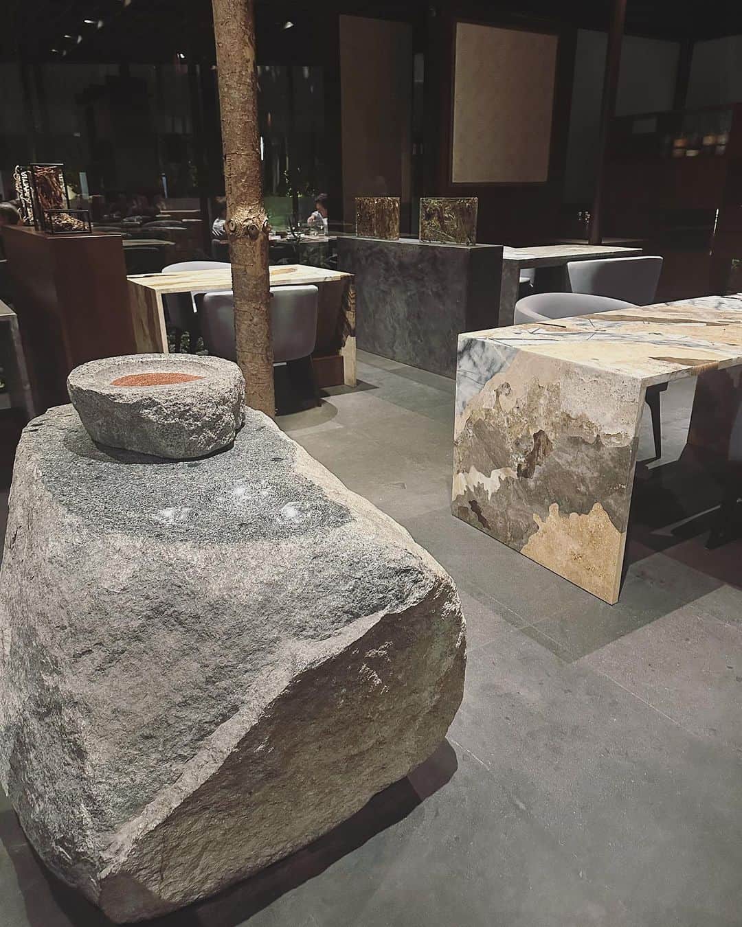 トームさんのインスタグラム写真 - (トームInstagram)「P I R A N H A & LLAMA! #HappyHalloween Dinner at @centralrest in #Lima #Peru currently rated Number 1 in the world @theworlds50best Pt 2 The experience is almost indescribable, extremely good, with a 14 course menu delineated by raw ingredients found at different altitudes, often served on these raw ingredients, and always served on raw marble and hand made paper, with bowls to match the food, and different individual hand made spoons for each course (each with their own ceramic or marble ‘igloos’) Excited, yet?! It’s like eating inside a #BottegaVenetta store, but more fun! Obviously I took all the paper. Pictures do not do any justice !   The menu by course and MILES BELOW SEA LEVEL (MBSL) and MILES ABOVE SEA LEVEL (MASL)  (Continuation from previous post) 10/ Amazonian Waters V.02 - 190 MASL - Pacu, watermelon, Amazonian Nut 11/ Desertic Forest - 180 MASL - Goat Neck, Olluco, Algarrobo Desert courses: 12/ Dry Forrest - 150 MASL - Algarrobo, Coconut, Maca Root  13/ Dry Tropic - 600 MASL - Macambo, High Altitude Mead, Lemon  14/ Cacao Chuncho - 1800 MASL - Mucilage, Seeds, Husk」10月29日 4時57分 - tomenyc