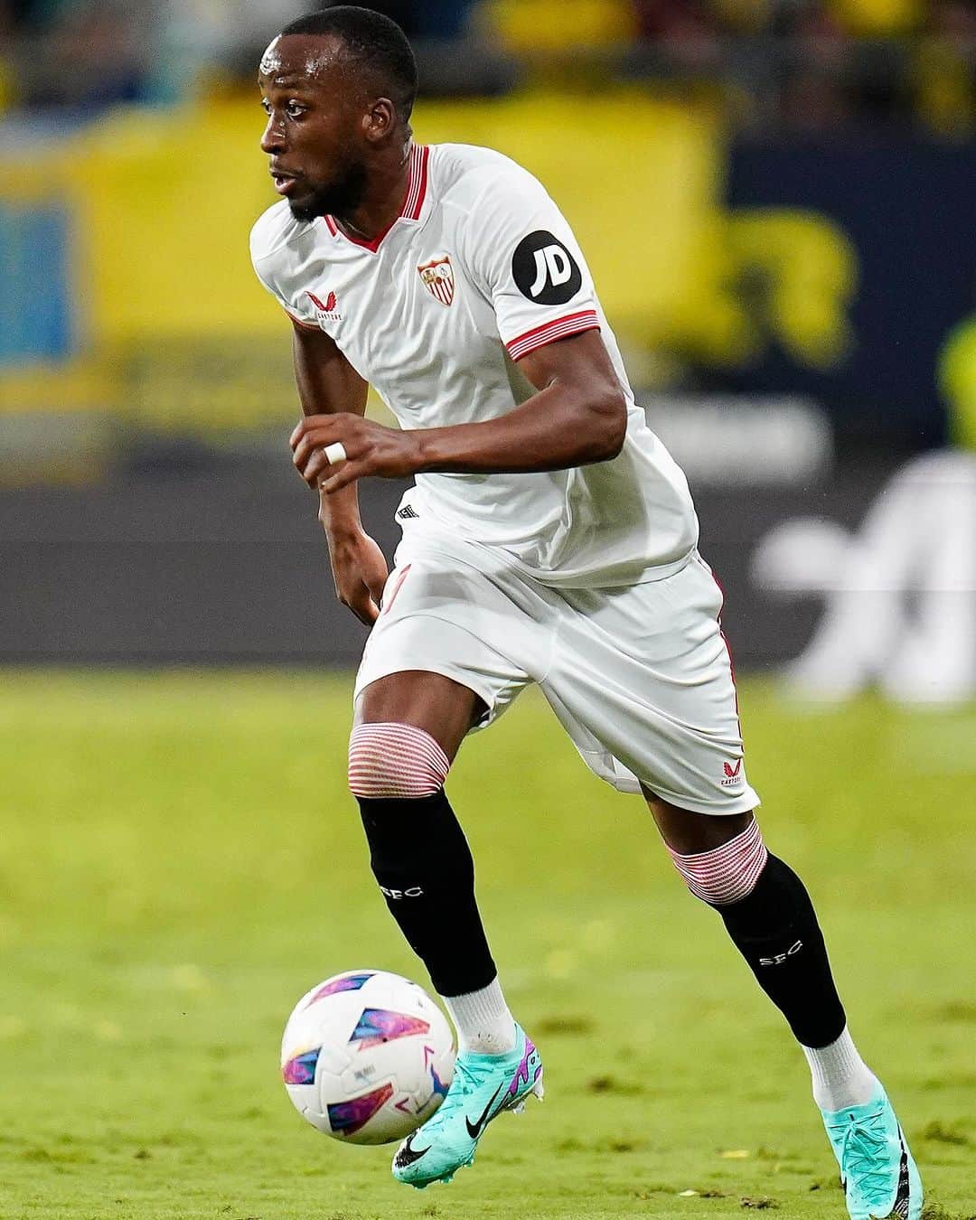 セビージャFCのインスタグラム：「⏸️ Toca darle la vuelta al marcador en la segunda mitad. ¡Vamos, Sevilla! 👏🏻  #WeareSevilla #NuncaTeRindas #CádizSevillaFC #sevillafc #sevilla」