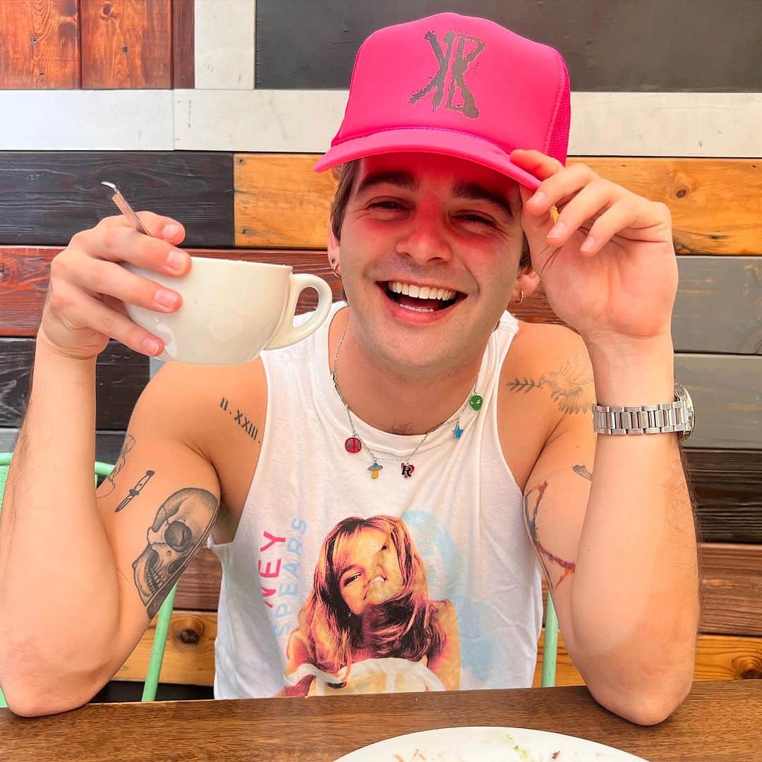 ジャック・グリフォーのインスタグラム：「Tour tomorrow ☄️🌪️💫☀️」