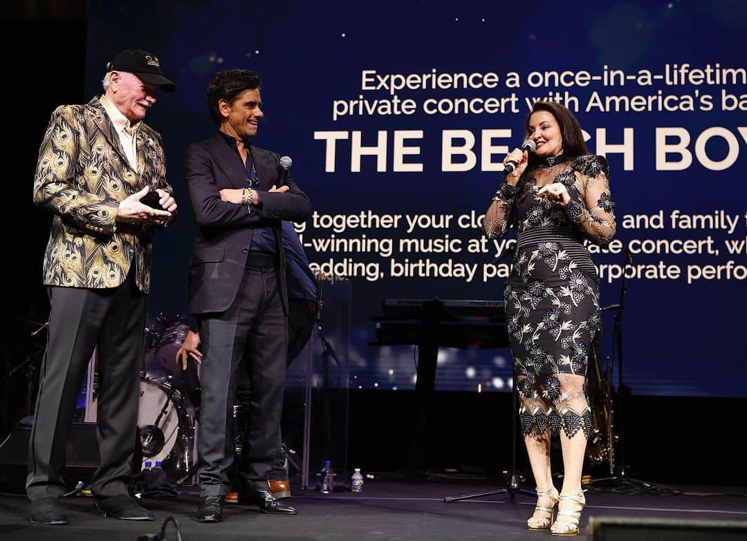 ジョン・ステイモスのインスタグラム：「Hosting a show for heroes is always touching, but honoring dear friends Mike and Jacquelyne Love with the George H.W. Bush Points of Light Award was deeply personal. Celebrating them alongside Condelezza Rice, Rebecca and Christhyn Taylor, and Robert F Smith was an honor. A heartfelt thanks to my pal @richardmarx for his soulful performance. Jacquelyne radiates love, and I treasure her deeply. Mike's music and resilience have profoundly shaped me. I'll champion his legacy and stand by him, FOREVER. #GHWBPointsofLightAwards #PointsofLight  Photo Credit: Tasos Katopodis/Getty Images for Points of Light」