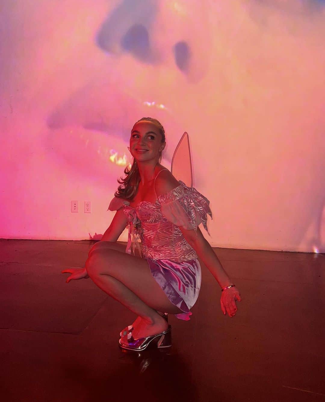 アレクサ・ロジーのインスタグラム：「but she wasn’t just any girl, she was a fairy ✨🧚🏻‍♀️」