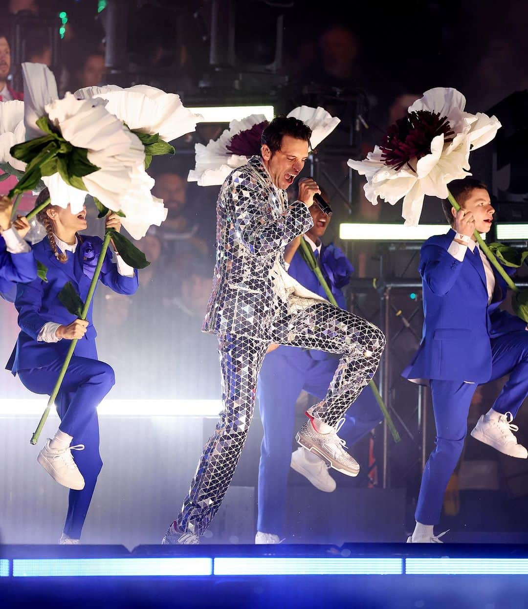 クリスチャンルブタンのインスタグラム：「Mika, the artist who inspired Christian Louboutin's very first menswear collection, took to the stage to perform before the rugby world cup 2023 final in custom-designed Astroloubi sneakers. Entirely hand-covered with over one thousand silver strass in various formats, these Astroloubi sneakers are precious and one of a kind — much like the longstanding friendship between Mika and Christian Louboutin! ⁣ #RWC2023 #RWCFinal #ChristianLouboutin⁣ @mikainstagram⁣ ⁣」