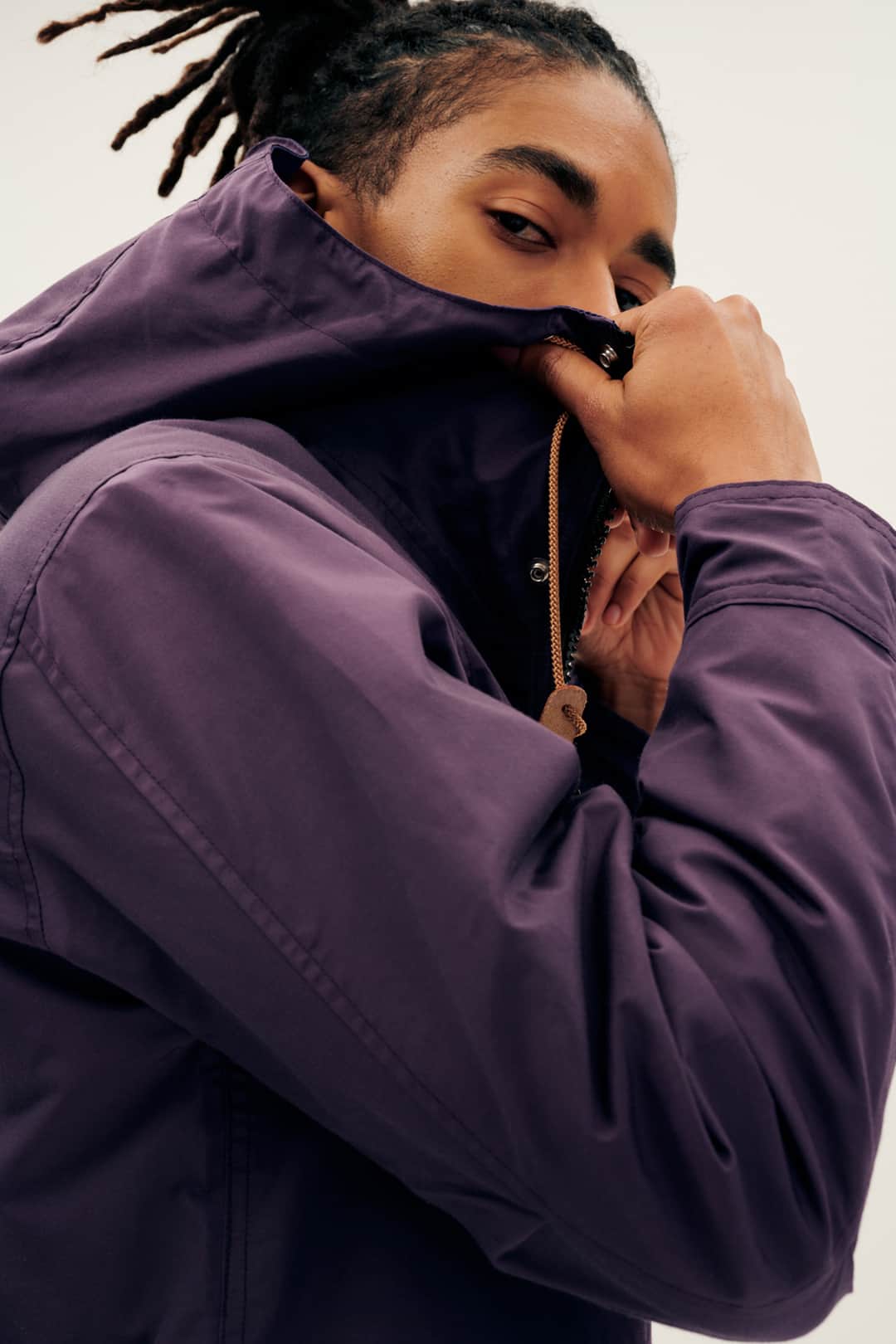 ロンハーマンのインスタグラム：「The Travel Shell Parka by Battenwear is wind and water resistant and crafted to withstand many weather conditions. ​​​​​​​​ ​​​​​​​​ Battenwear makes clothes for adventurer who needs well-made gear for the elements of the great outdoors while still being fashionable for everyday city wear. Designer Shinya Hasegawa's inspiration for Battenwear comes from late 1960’s through early 1980’s surf and outdoor wear, an era of clothing he sees as embodying constant change, challenge, and forward-moving energy.」