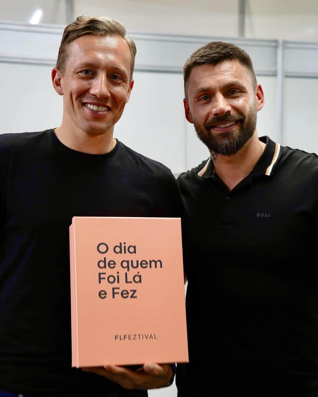 ルーカス・レイヴァのインスタグラム：「Lucas Leiva e Rafael Sobis: uma dupla que Foi Lá e Fez!  No mundo dos negócios, esportes e conquistas extraordinárias, é raro encontrar uma dupla que tenha feito história como Lucas Leiva e Rafael Sobis. Eles não apenas conquistaram vitórias, mas moldaram o próprio conceito de sucesso.  Lucas Leiva, com sua visão estratégica e liderança inigualável, mostrou que a persistência e a paixão podem levar um sonho a patamares inimagináveis. Com determinação inabalável, ele trilhou o caminho da excelência no futebol, destacando-se como um dos melhores meio-campistas do mundo.  Juntamente com ele, Rafael Sobis, com sua habilidade, garra e mentalidade vencedora, provou que os limites são apenas barreiras temporárias. Com títulos e recordes incontáveis, ele inspirou gerações a acreditarem que tudo é possível com dedicação e trabalho árduo.  Essa dupla dinâmica não apenas superou desafios, mas os abraçou de frente, transformando obstáculos em oportunidades. Eles são um exemplo de que, quando você acredita em si mesmo, define metas ambiciosas e trabalha incansavelmente para alcançá-las, o sucesso é inevitável.  Lucas Leiva e Rafael Sobis são um lembrete de que, independentemente do campo em que você atue, o espírito empreendedor e a determinação são as chaves para conquistar o mundo. Eles são uma fonte de inspiração para todos nós, lembrando-nos de que não importa onde começamos, o que realmente importa é a jornada que escolhemos percorrer e o legado que deixamos para trás. Com Lucas Leiva e Rafael Sobis, a mensagem é clara:   Seja ousado, acredite em si mesmo e vá lá fazer história!  ——— Patrocínio: CIMED, Marpa Marcas e Patentes, KTO Brasil, Viamonte e Profitto Investimentos  Apoio: Orlla Energia, Grupo Flex, GTD Advogados, BGP, TecnoPuc, Estúdio 4º Distrito e Fruki Bebidas ——— #FLFeztival #FoiLáEFez #empreendedorismo #negocios #gestao #vendas #marketing #PortoAlegre #evento」