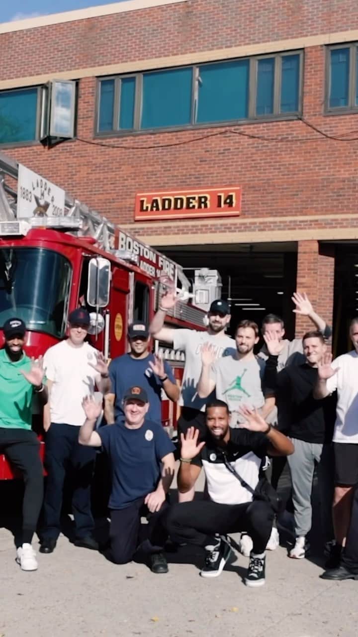 ボストン・セルティックスのインスタグラム：「As part of National First Responders Day, we made a surprise stop at Union Square Fire House in Allston for a coaches visit with gifts for everyone 💚」