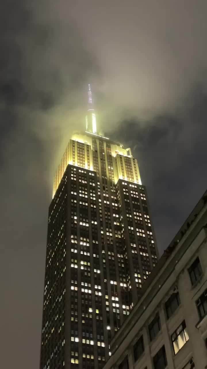 Empire State Buildingのインスタグラム：「Trick or Treat?   📷: theedgeofwhatcanbeloved」