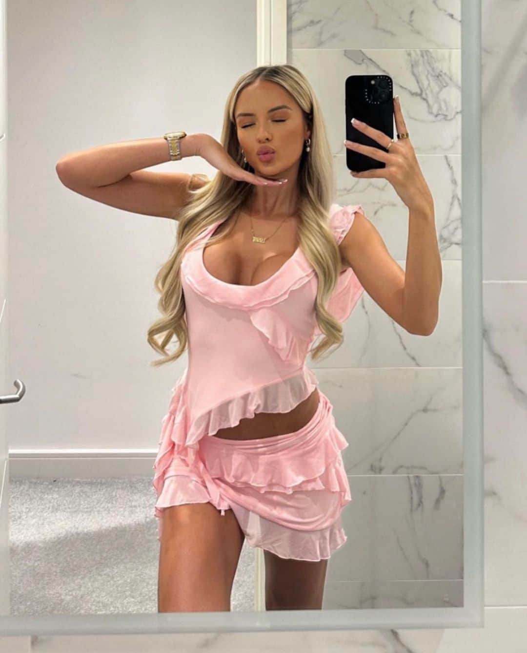 tiger Mistのインスタグラム：「@sophperry_x stuns last night in our Stormi set in pink 💘」