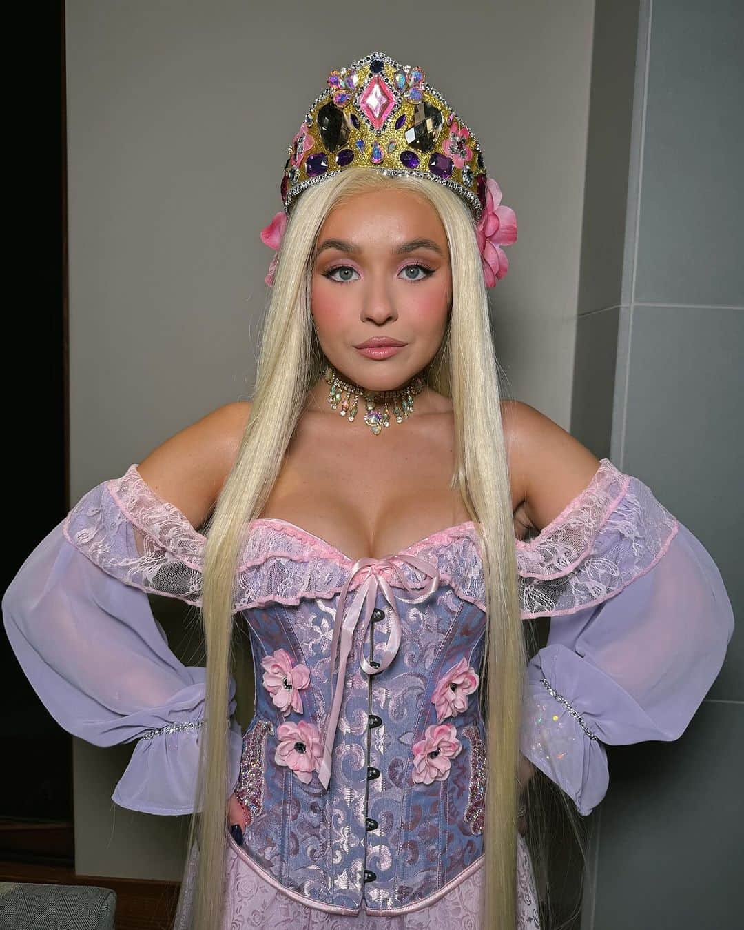 トーリ・ウェブスターのインスタグラム：「Rapunzel, Rapunzel, let down your hair 🏰🌸👑   •  •  •  #halloween #halloweenmakeup #halloweencostume #rapunzel #rapunzelhair #disneyprincess #disneycosplay」