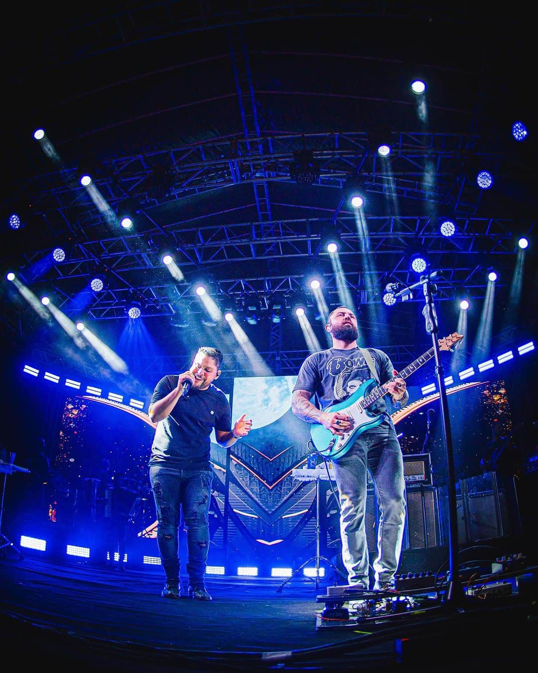 Jorge & Mateusのインスタグラム：「Obrigado de coração por terem nos recebido tão bem galera de Picos e região, vocês fizeram nossa noite sensacional! E bora que hoje ainda tem Fortaleza no Ceará! 💙 #jorgeemateus」