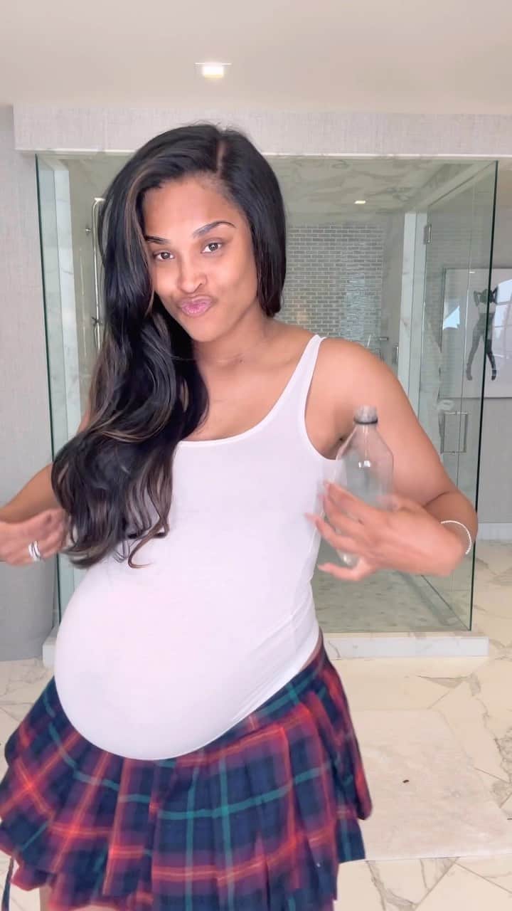 シアラのインスタグラム：「Up here tryin to move like Tyla with this bump… somebody come get my phone 🙈 😂😝😭」