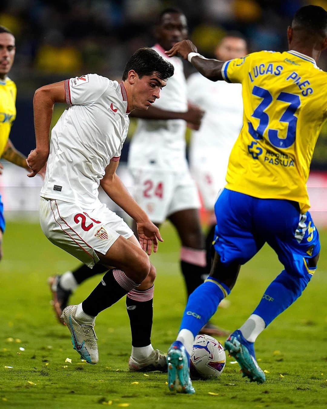 セビージャFCのインスタグラム：「⏹️ Final en Cádiz con reparto de puntos. Toca centrarse en el próximo partido. ¡Estamos contigo, Sevilla! ⚪️🔴  #WeareSevilla #NuncaTeRindas #CádizSevillaFC #sevillafc #sevilla」